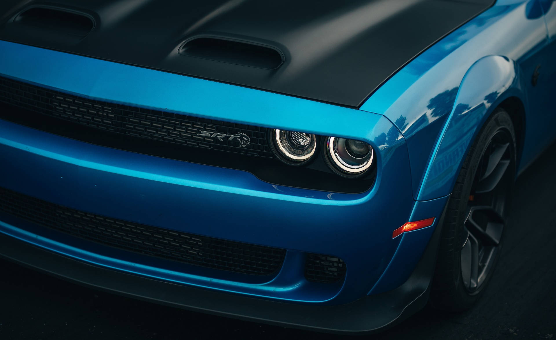 Ajovalot pois päältä sininen Dodge Challenger