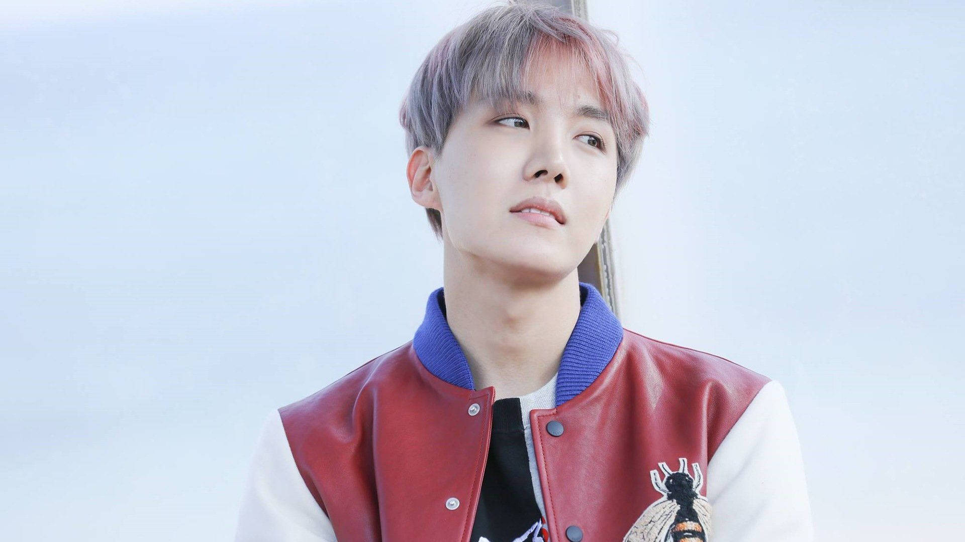 Söpö BTS J-Hope punaisessa ja valkoisessa takissa Taustakuvat