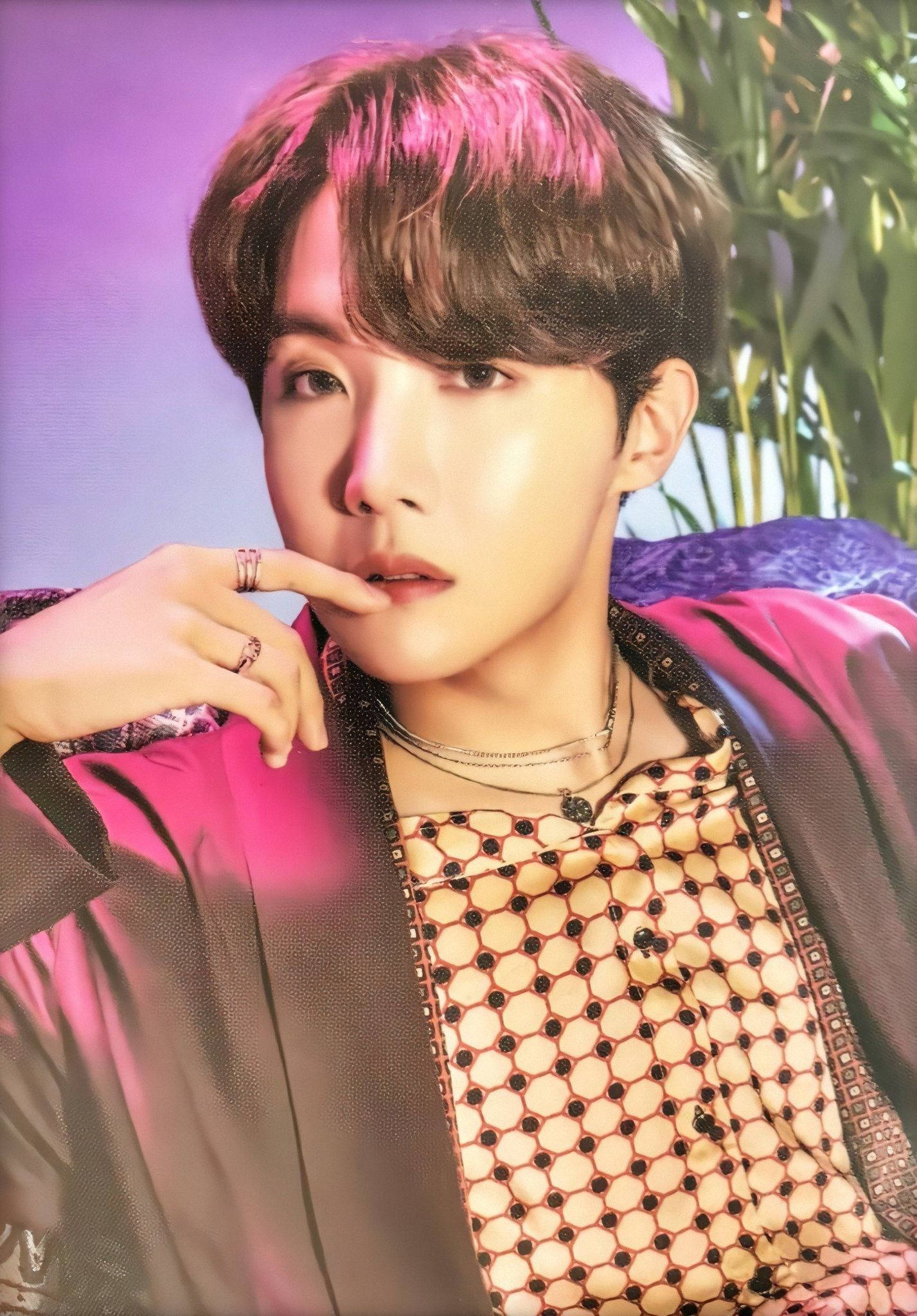 Söpö BTS J-Hope ruskeassa topissa Taustakuvat