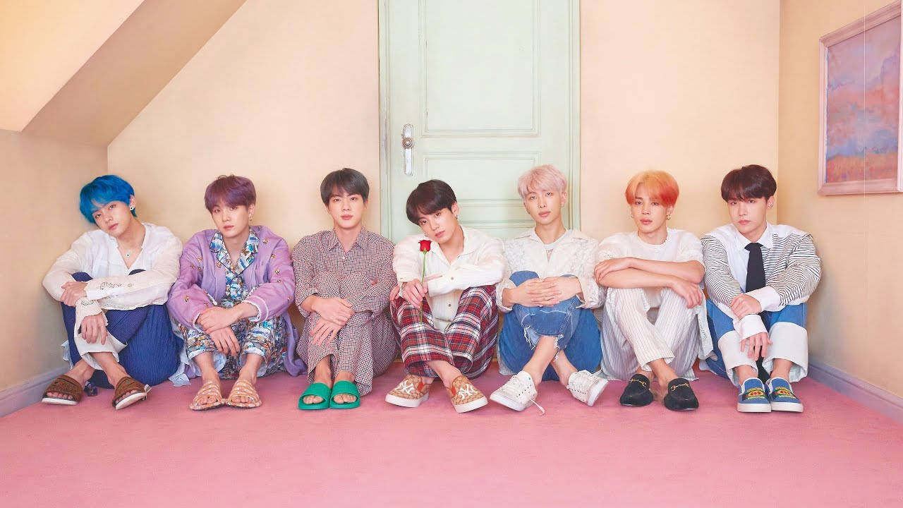 Söpö BTS-ryhmä istuu yhdessä ullakolla Taustakuvat
