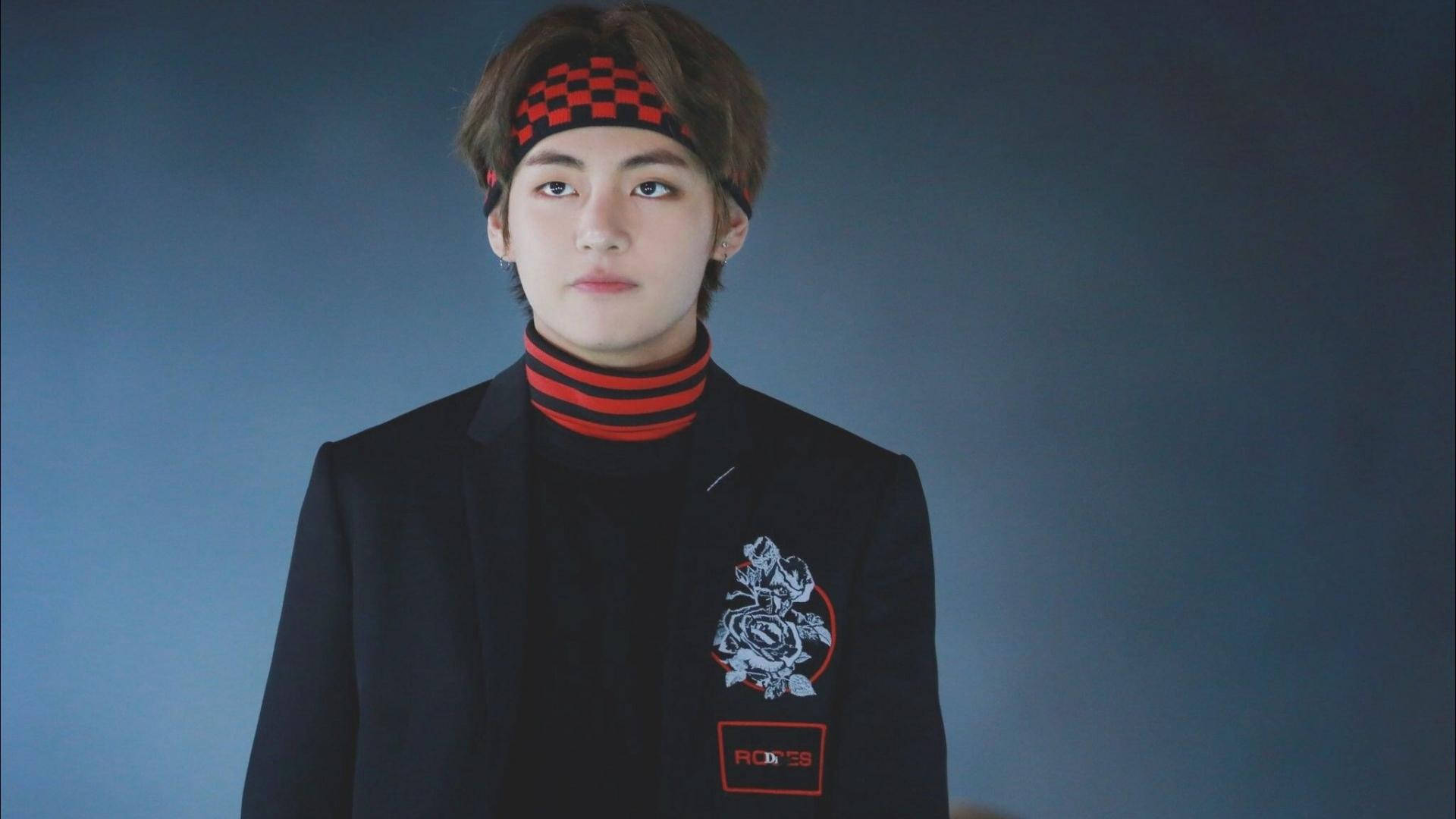 Söpö BTS V mustassa ja punaisessa Taustakuvat