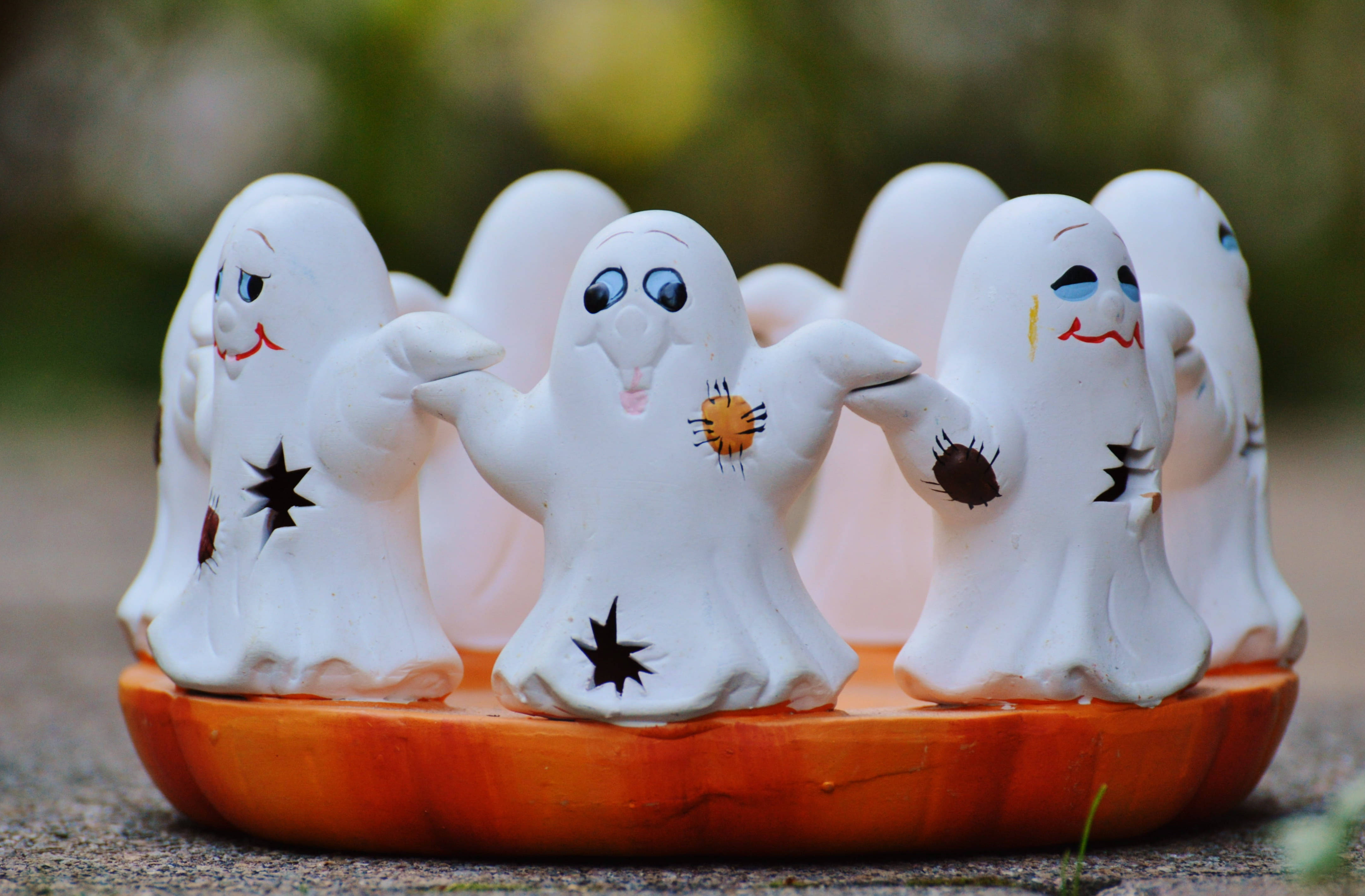 Söpö Halloween-koriste valkoisella kummituksella Taustakuvat