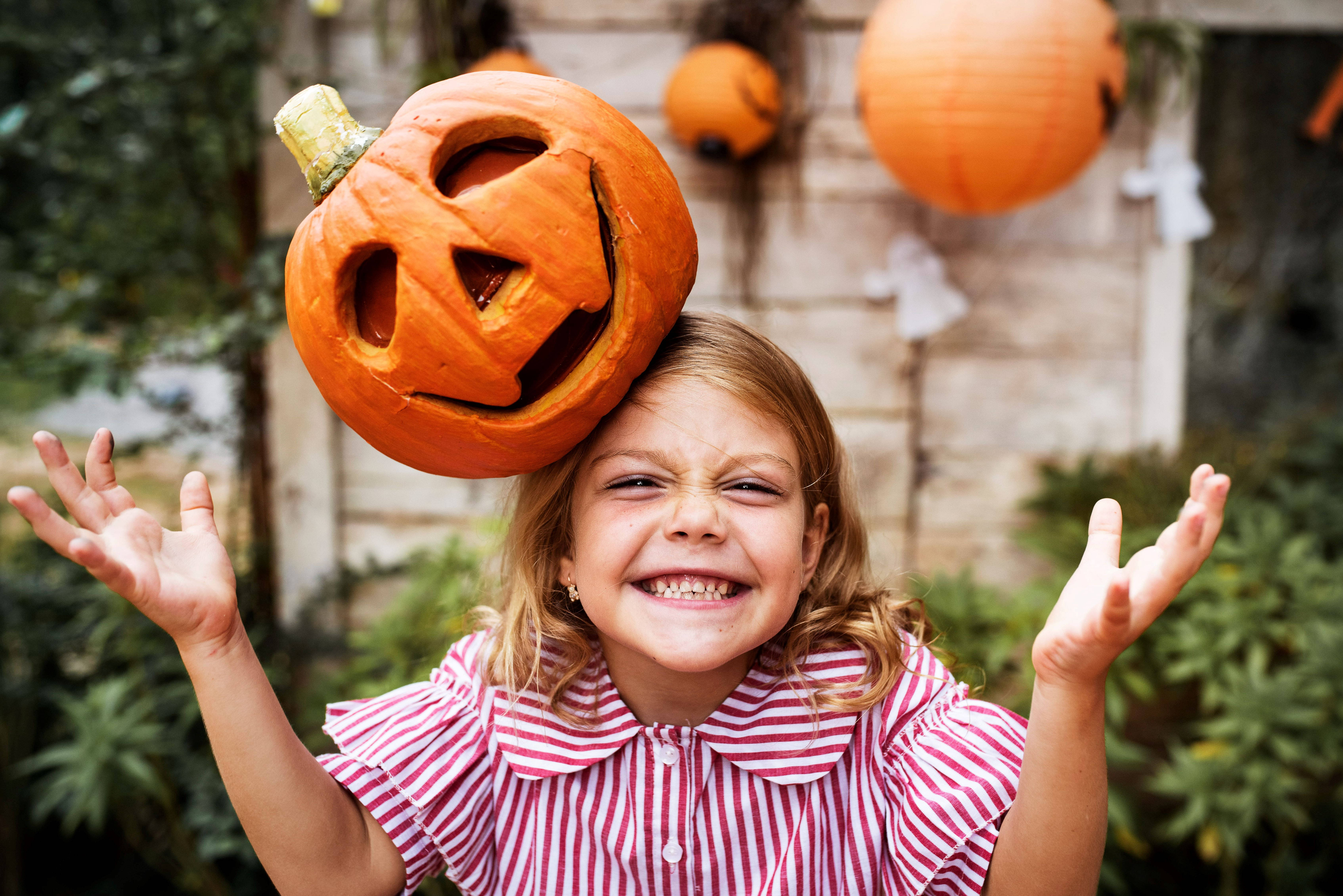 Söpö Halloween-kurpitsa tytön päässä Taustakuvat