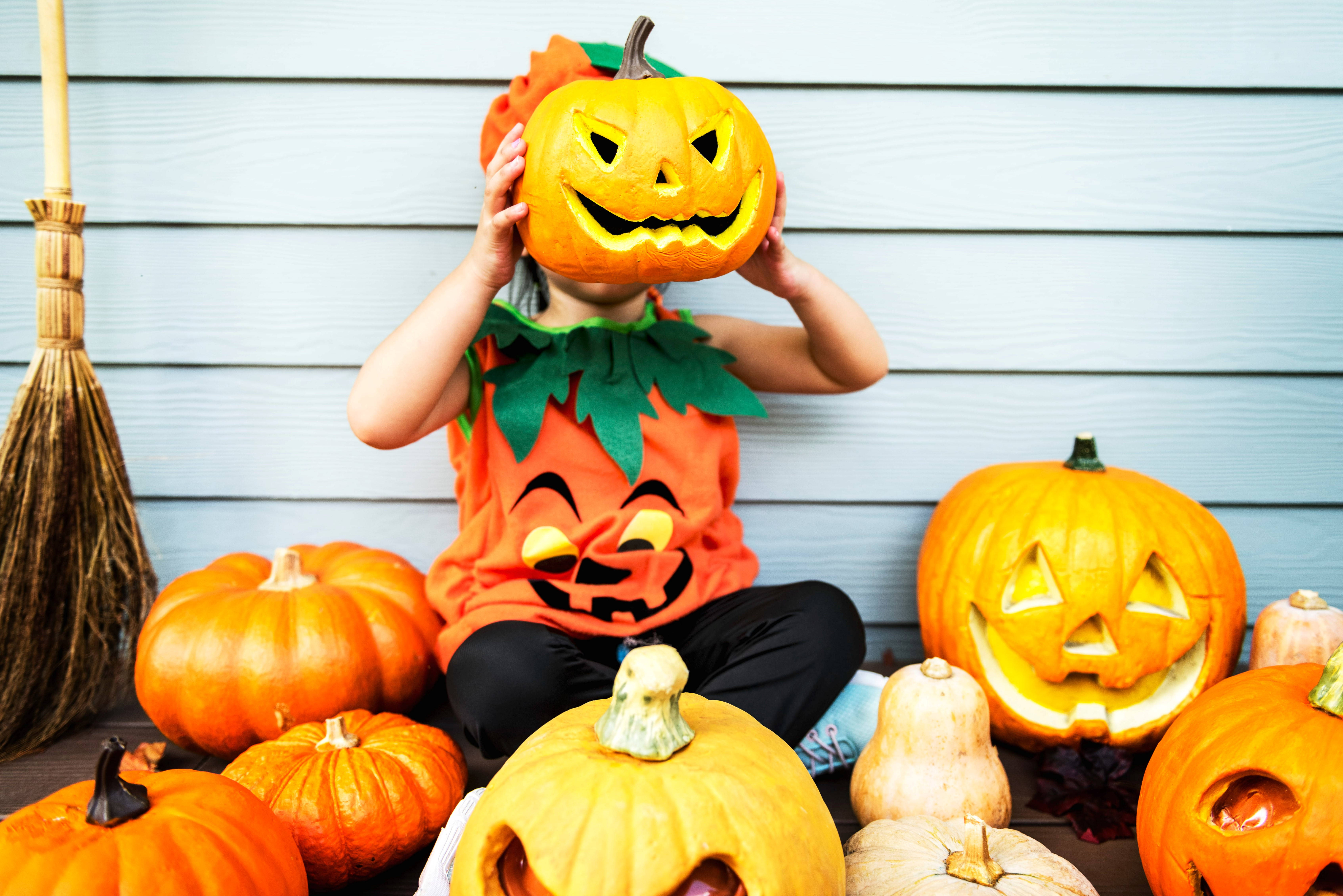 Söpö Halloween-lapsi Kurpitsapuvussa Taustakuvat