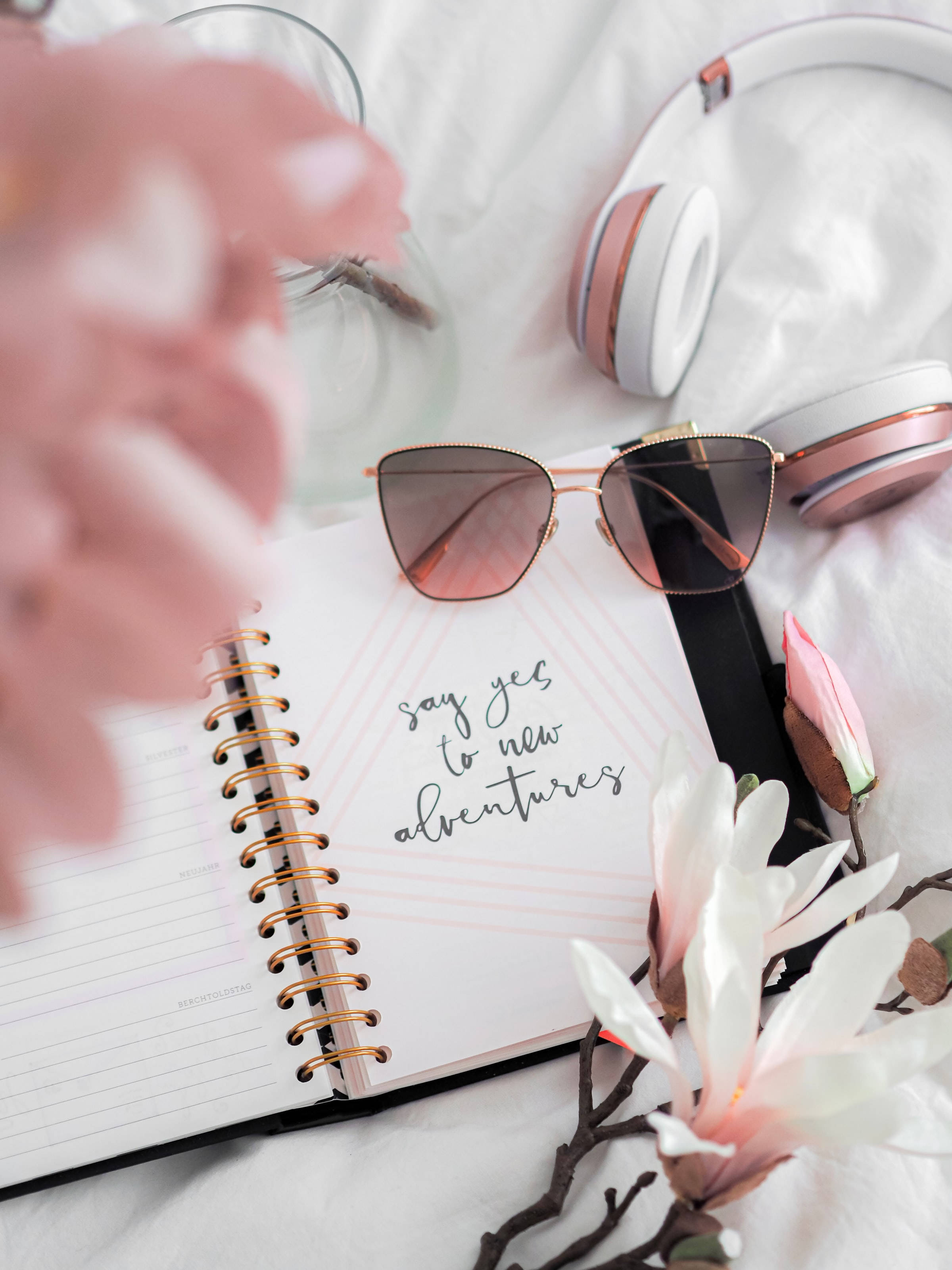 Söpö vaaleanpunainen esteettinen lainaus uusista seikkailuista Taustakuvat