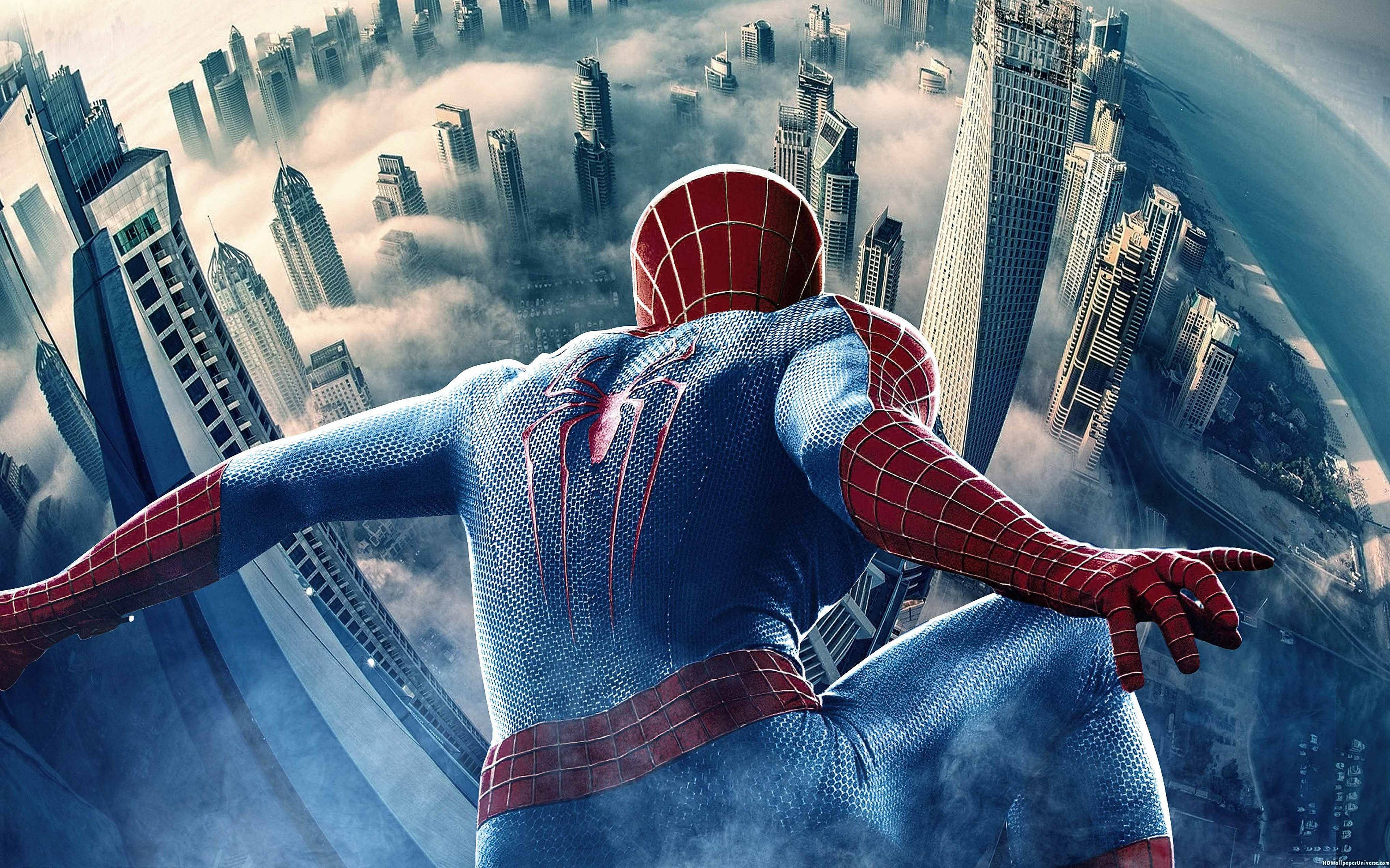 Spiderman kaupungin rakennusten yläpuolella Taustakuvat