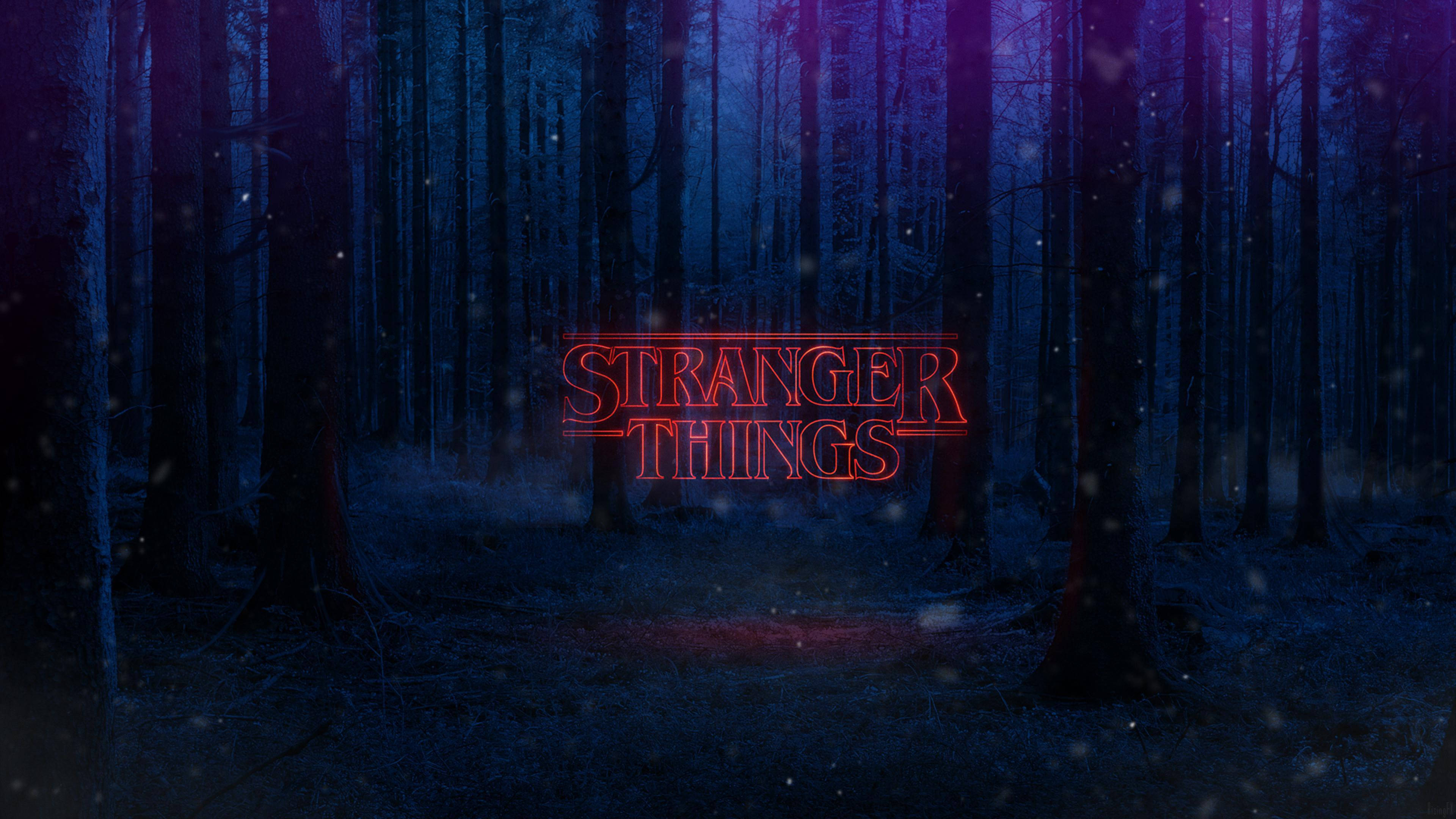Stranger Things 4K -tekstimerkki metsässä Taustakuvat