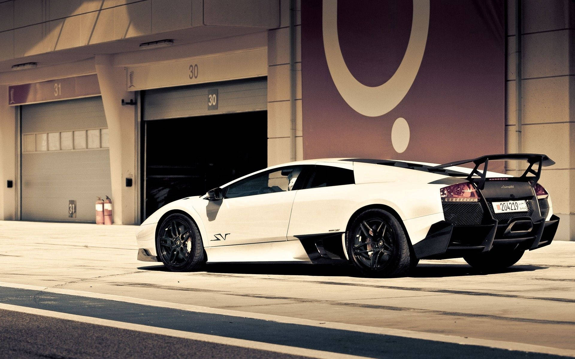 Valkoinen Lamborghini Murcielago SV sivulta ja takaa -taustakuva.