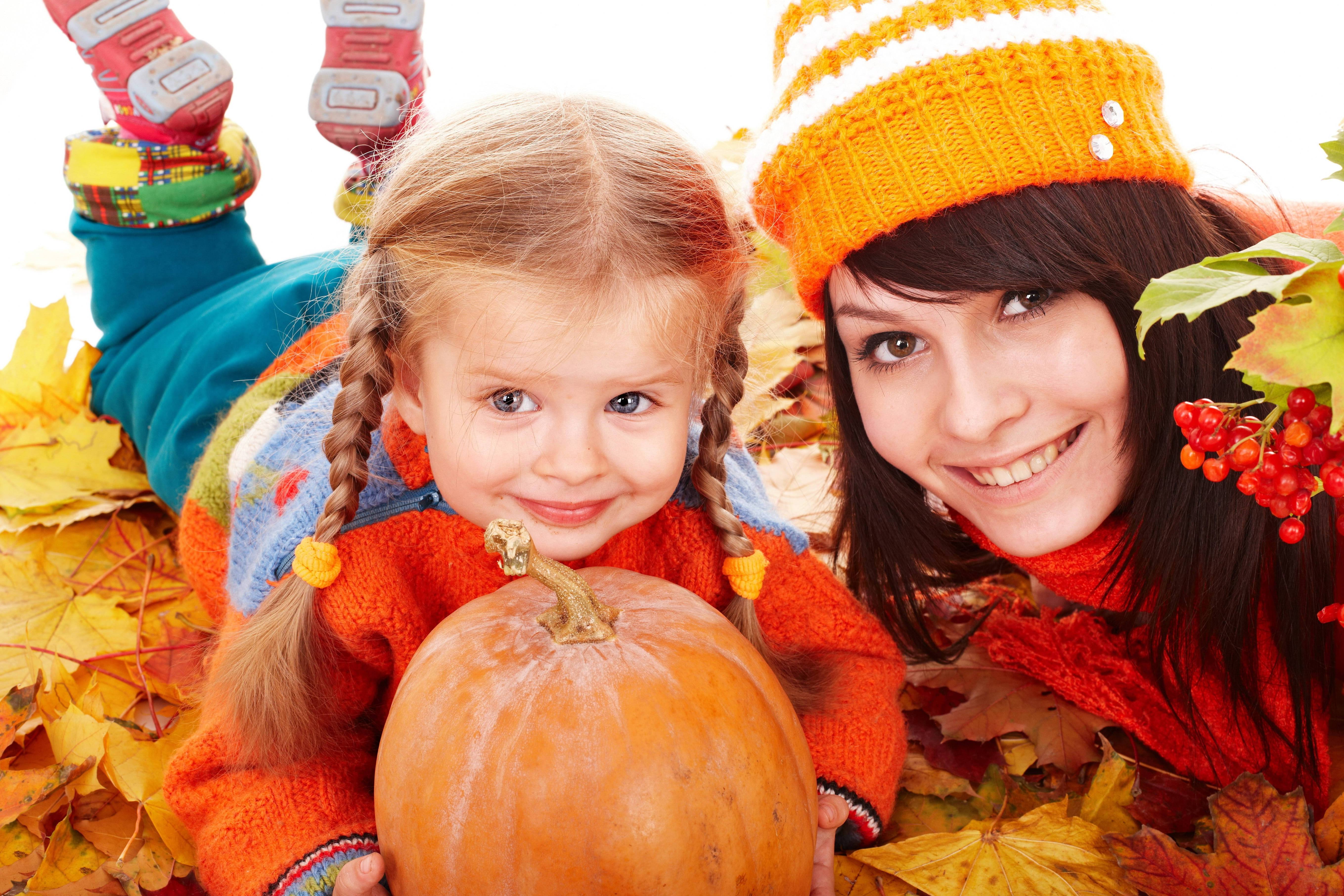 Suloinen äiti ja tytär Halloweenina Taustakuvat