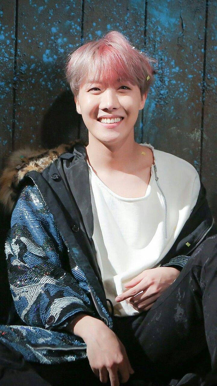 Suloinen BTS J-Hope hymyilemässä Taustakuvat