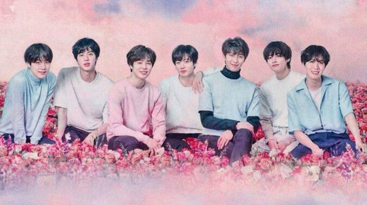 Suloinen BTS-ryhmä vaaleanpunaisella kukkakentällä Taustakuvat