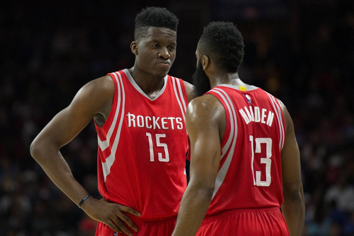 Suloinen Clint Capela koripallokentällä Taustakuvat