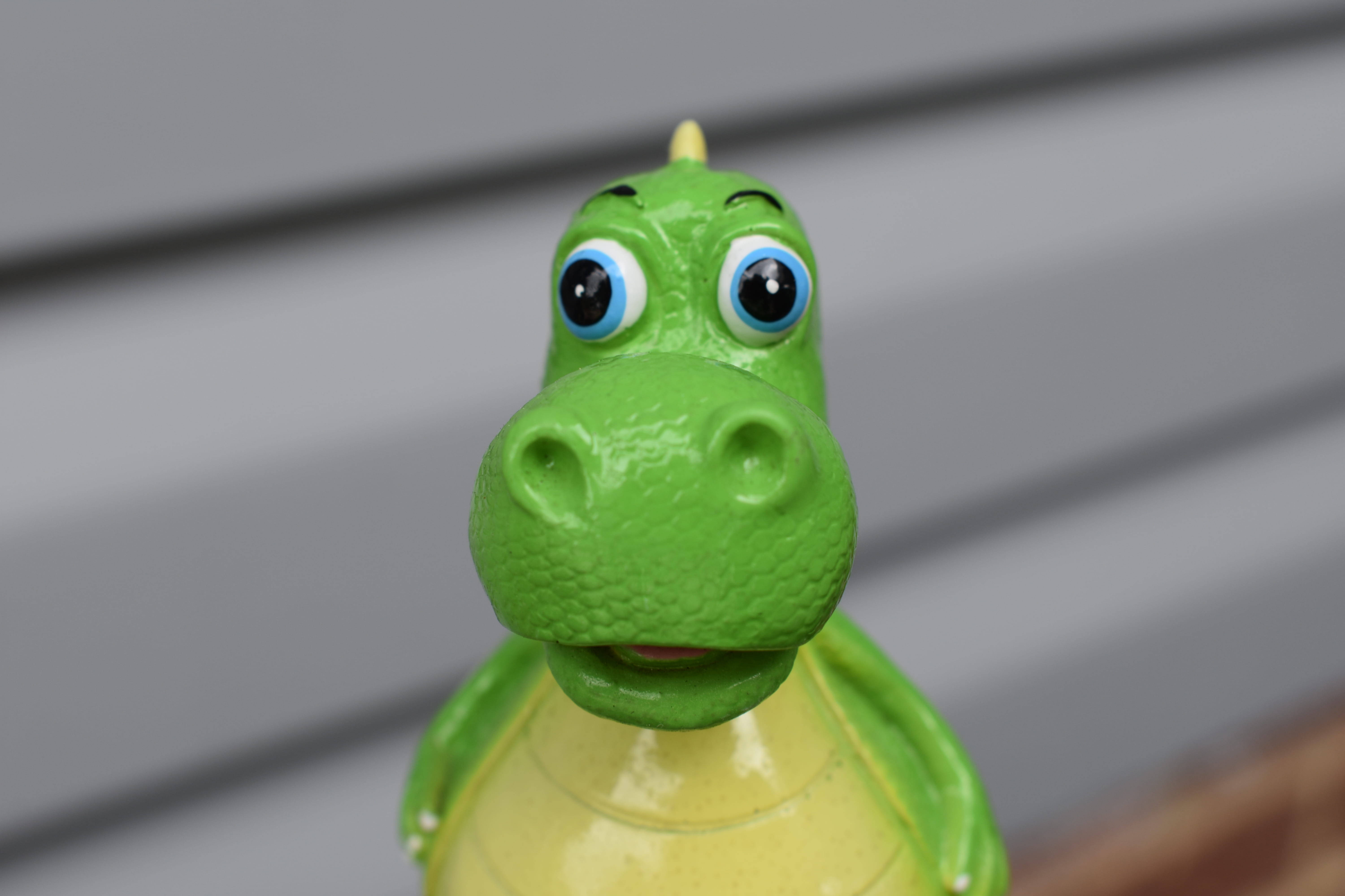 Suloisen leludinosauruksen lähikuva Taustakuvat