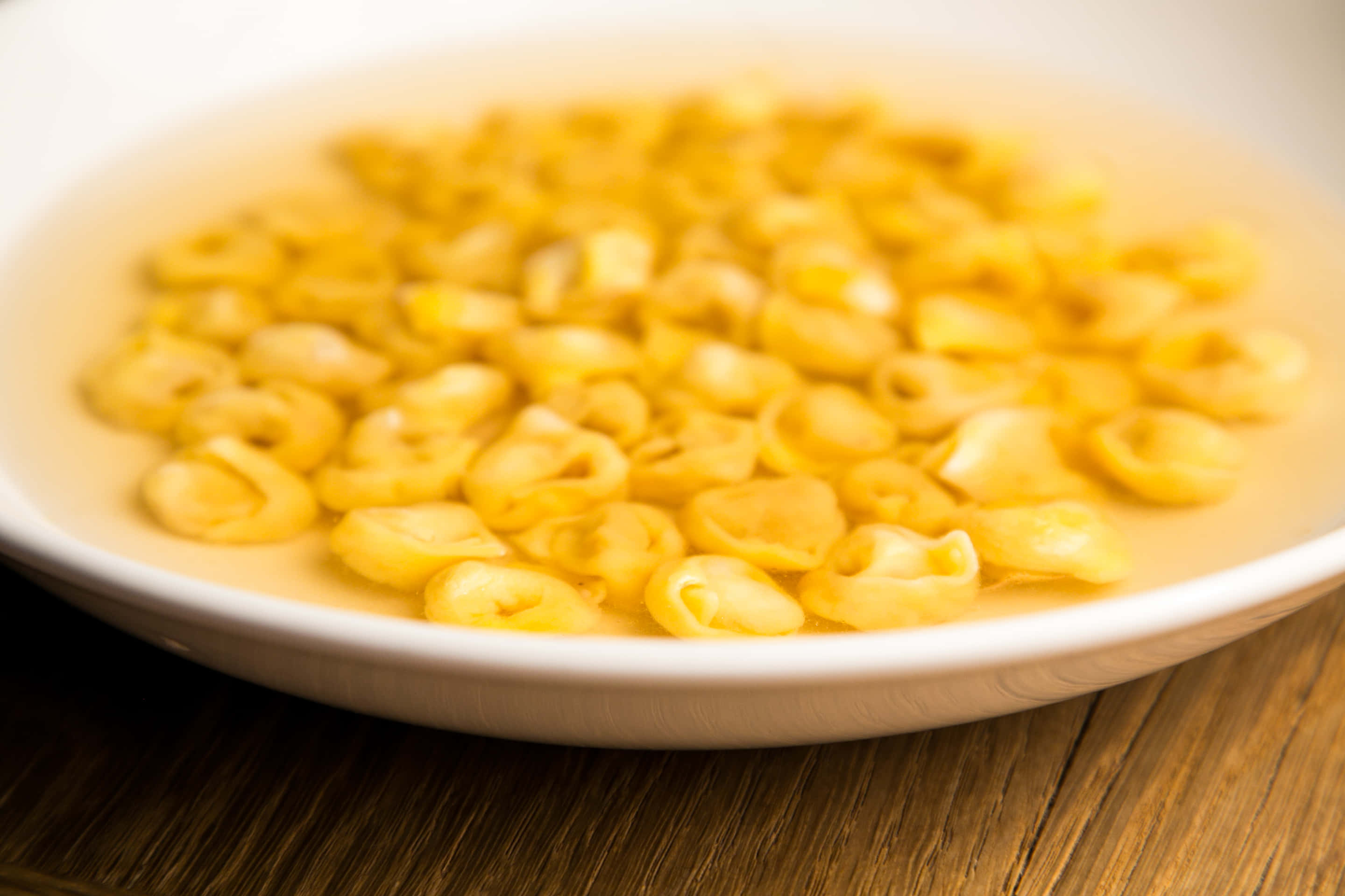 Suussa sulavaa tortellinia liemessä, italialainen herkku Taustakuvat