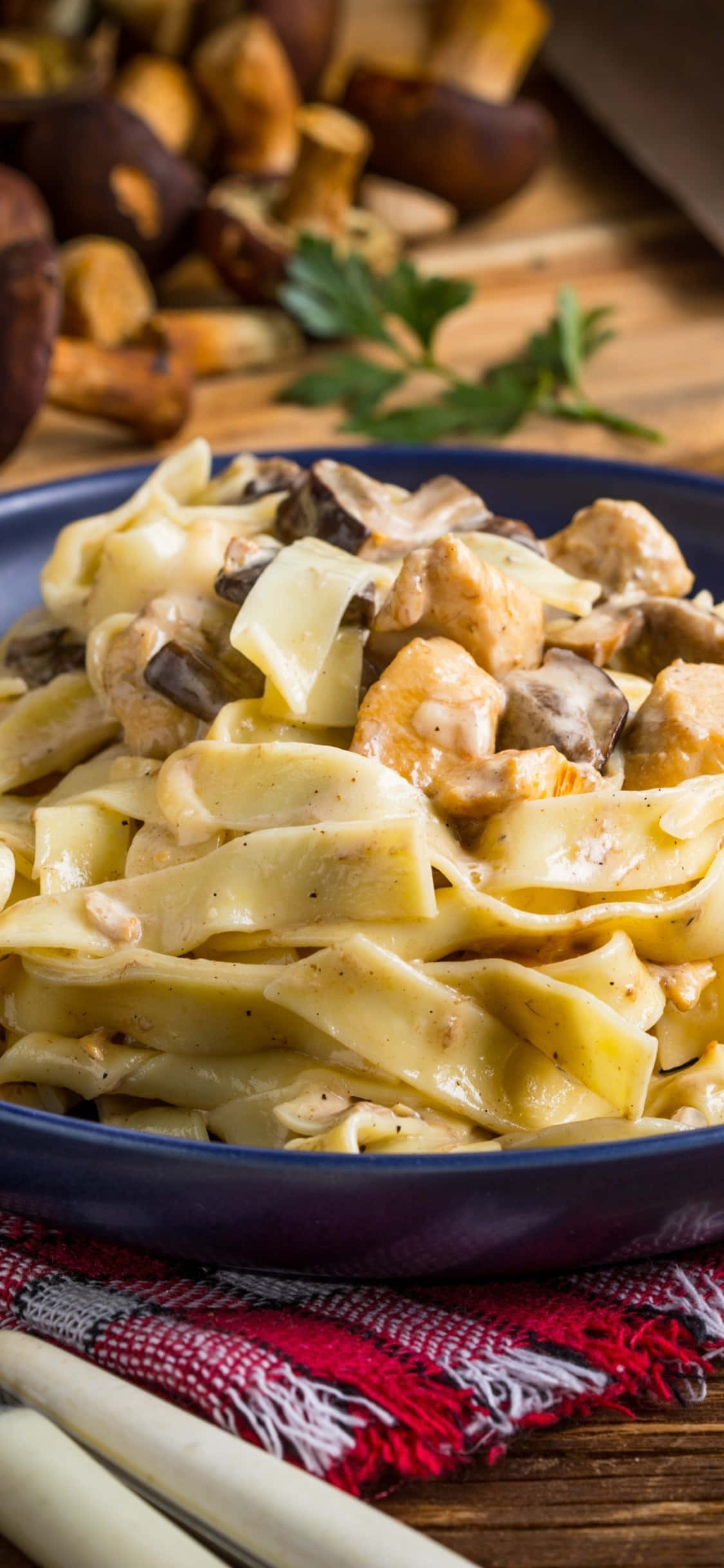Tagliatelle mustalla lautasella iPhone X -pastatausta Taustakuvat