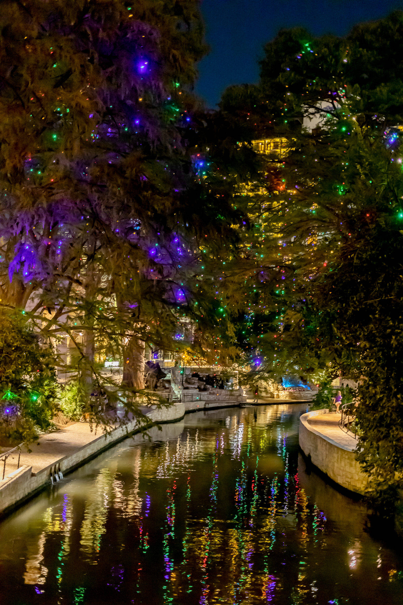Taianomaiset jouluvalot valaisevat San Antonion River Walkin Taustakuvat