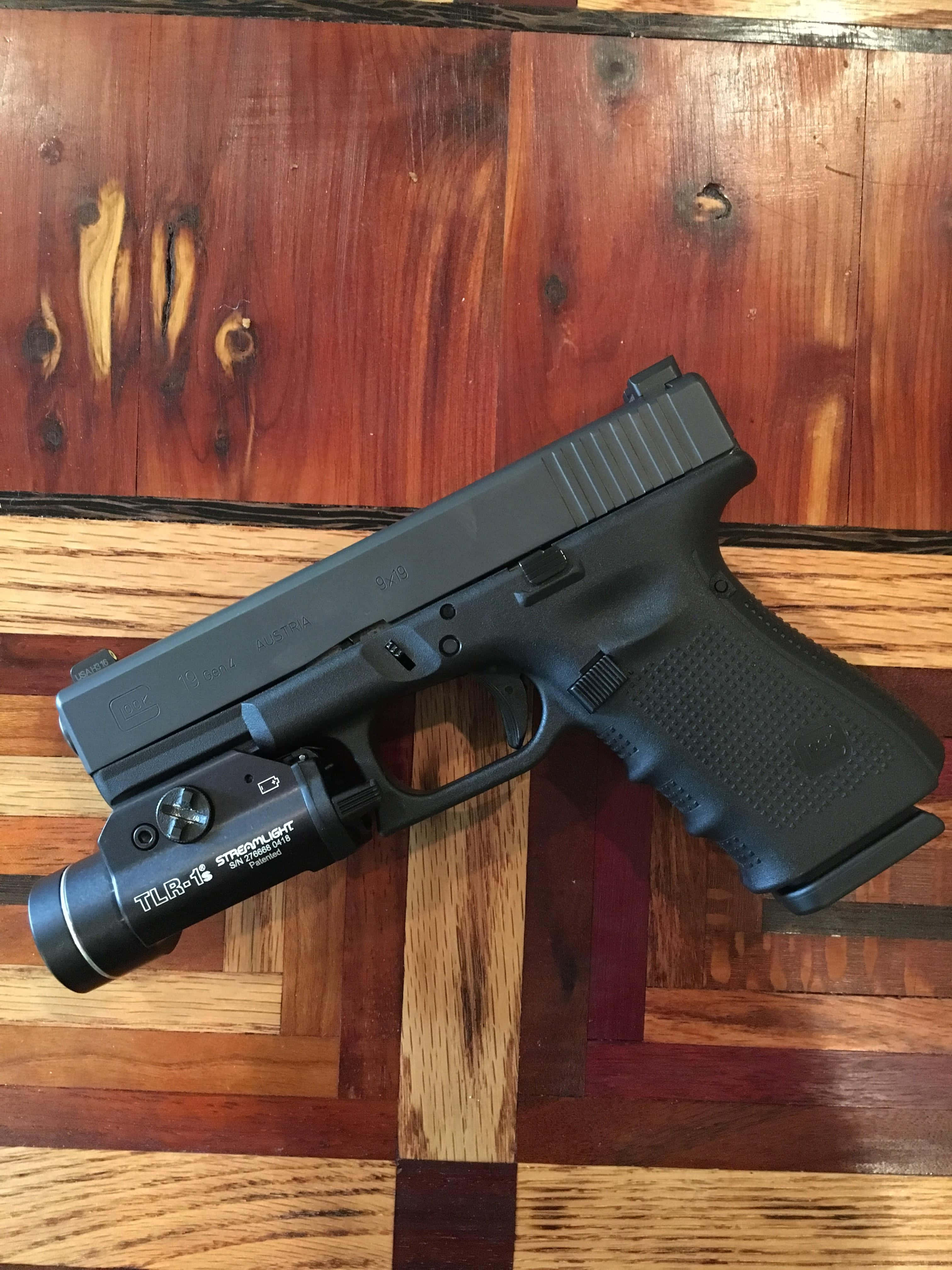Tämä Glock 19 on valmis käyttöön. Taustakuvat
