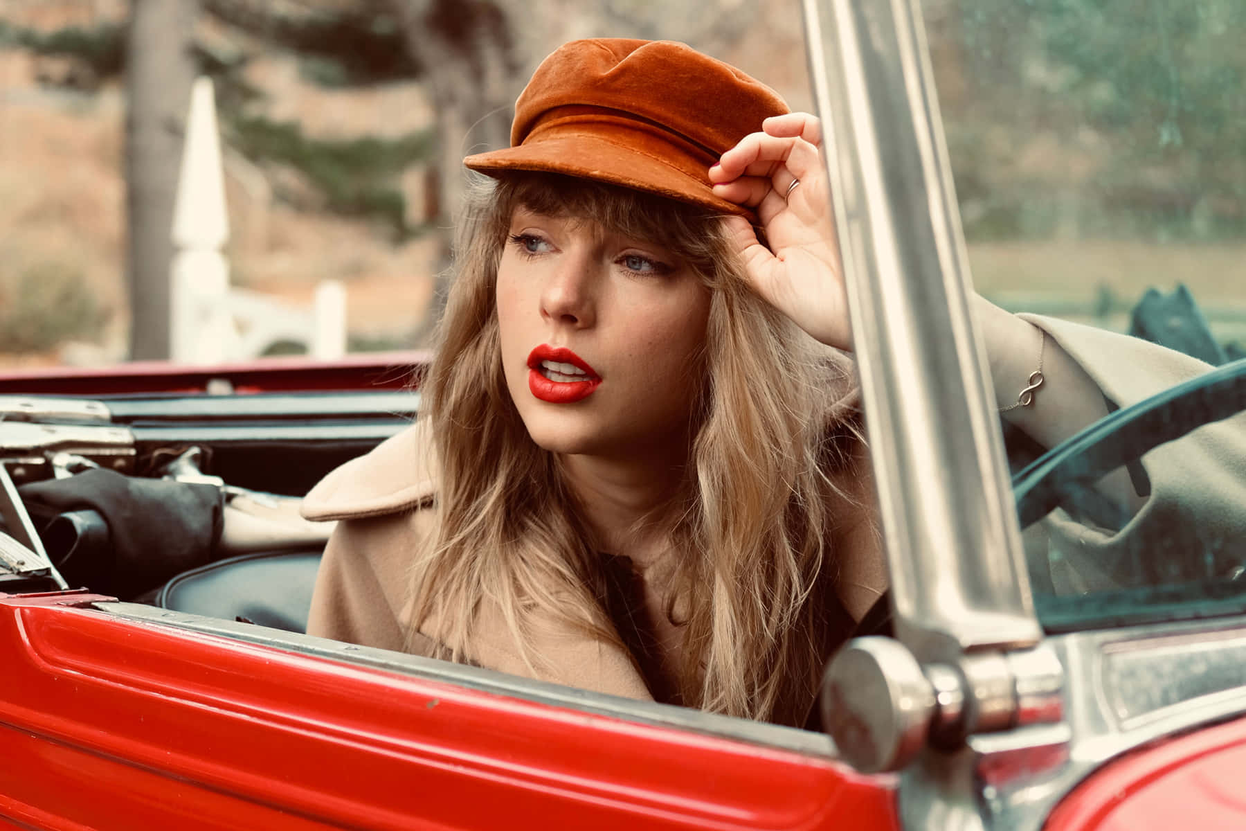 Taylor avoautossa Red Taylors Version -albumilta Taustakuvat