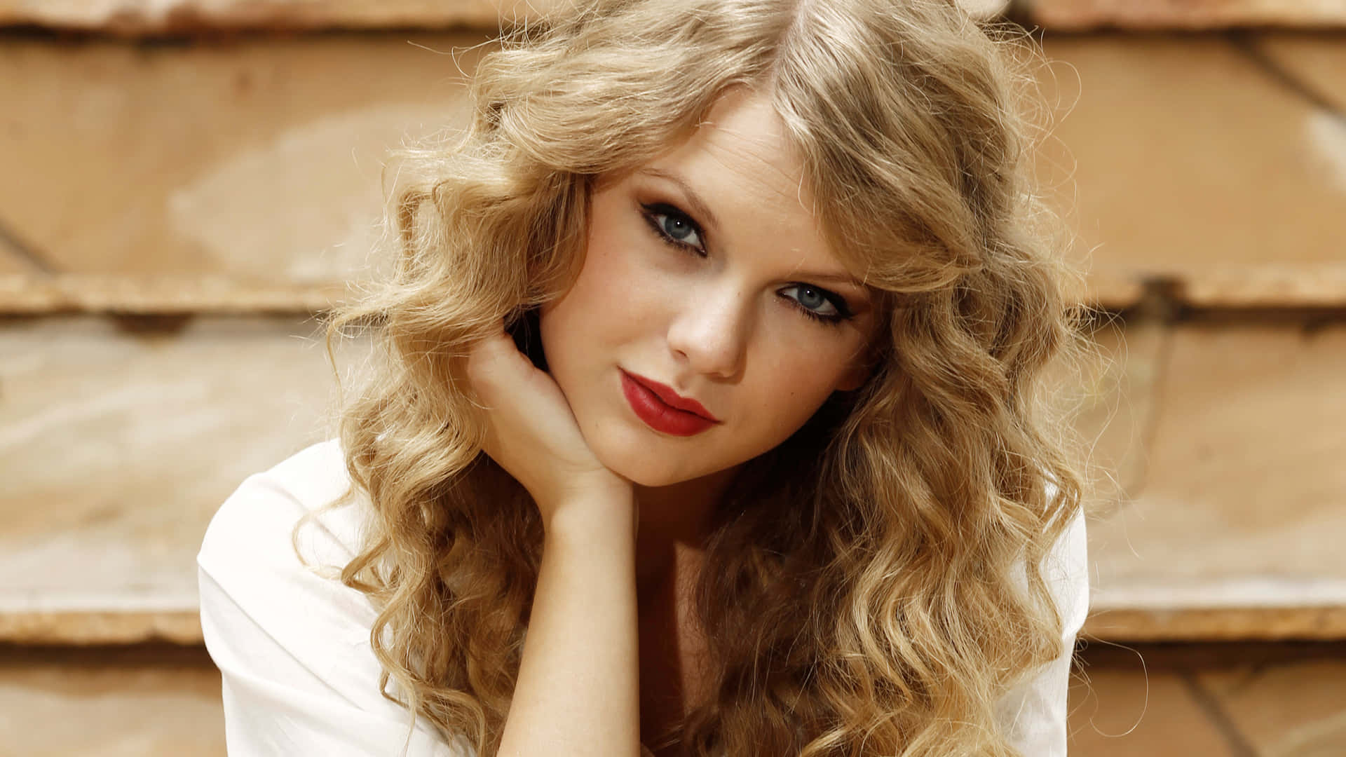 Taylor Swift esiintyy virheettömästi Sencit-musiikkifestivaaleilla. Taustakuvat