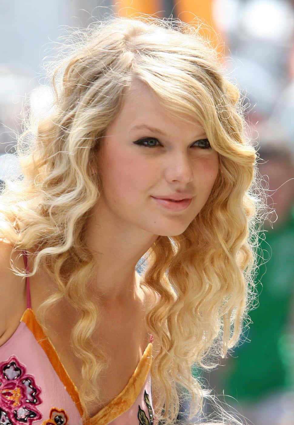 Taylor Swift esiintymässä viimeisimmällä konsertillaan Taustakuvat