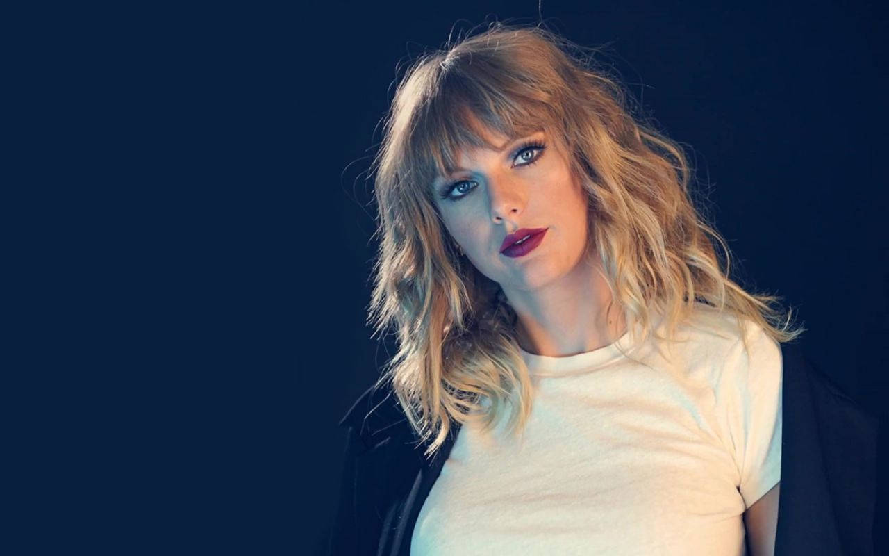 Taylor Swift yksinkertaisesti kaunis sotkuinen hius taustakuva.