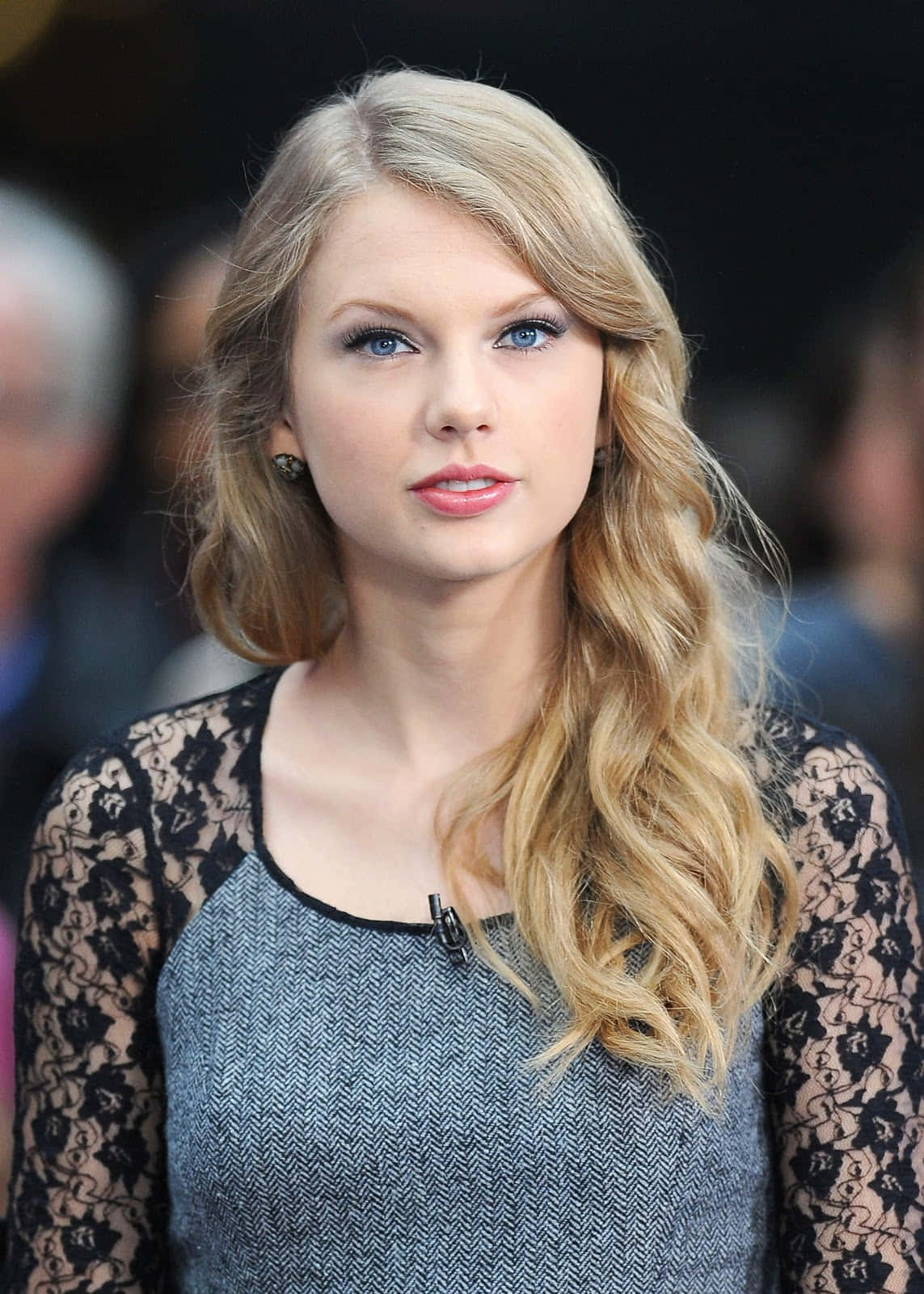 Taylor Swift hymyilee mainostaessaan uusinta albumiaan 'Lover' Taustakuvat