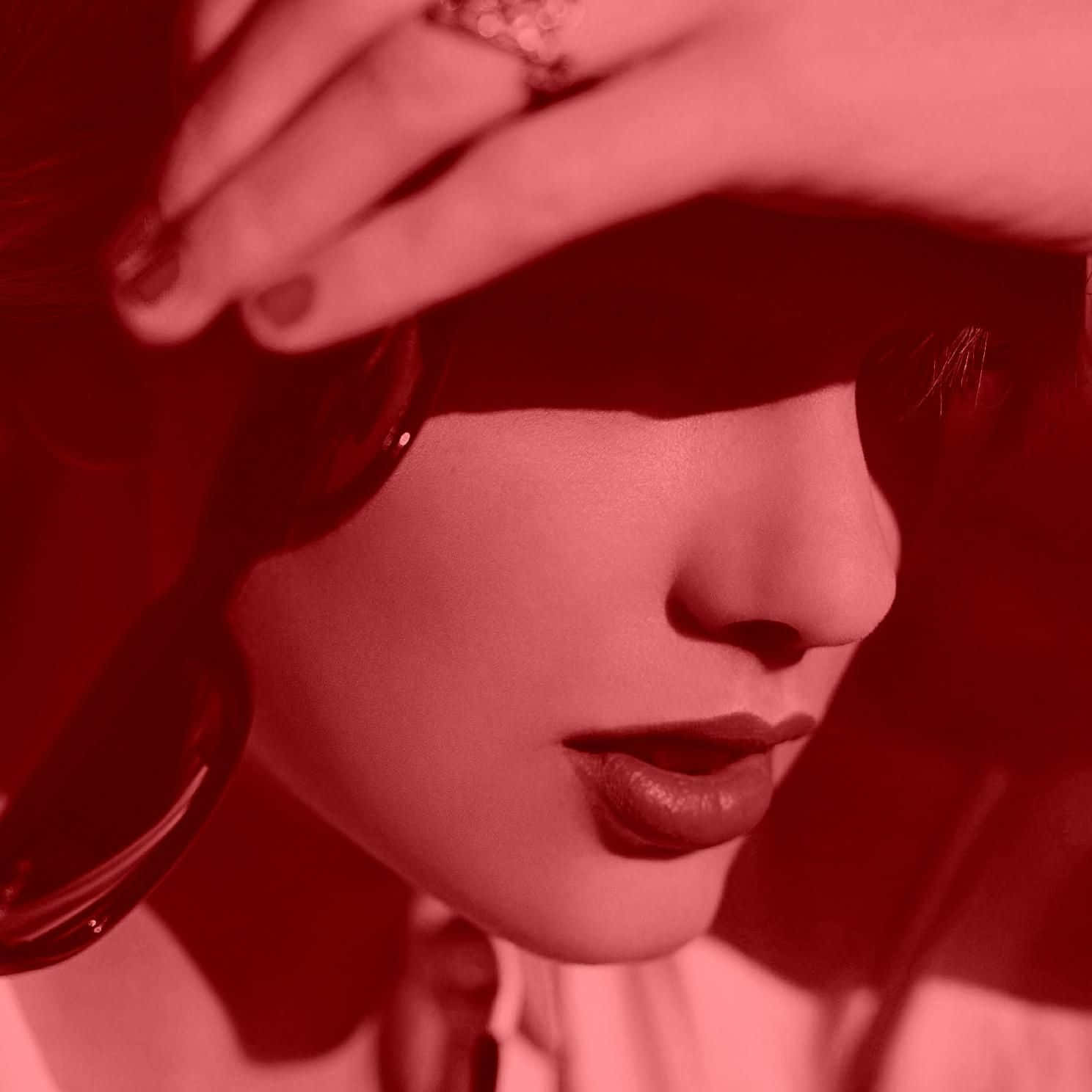 Taylor Swift jakaa uudelleen levytetyn albuminsa "Red Taylor's Version" kansikuvan. Taustakuvat