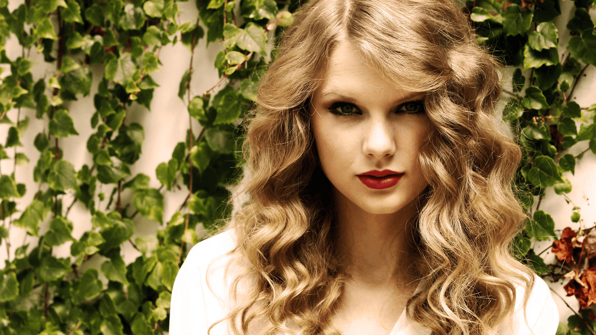 Taylor Swift luonnollisesti upeat kiharat HD-taustakuva