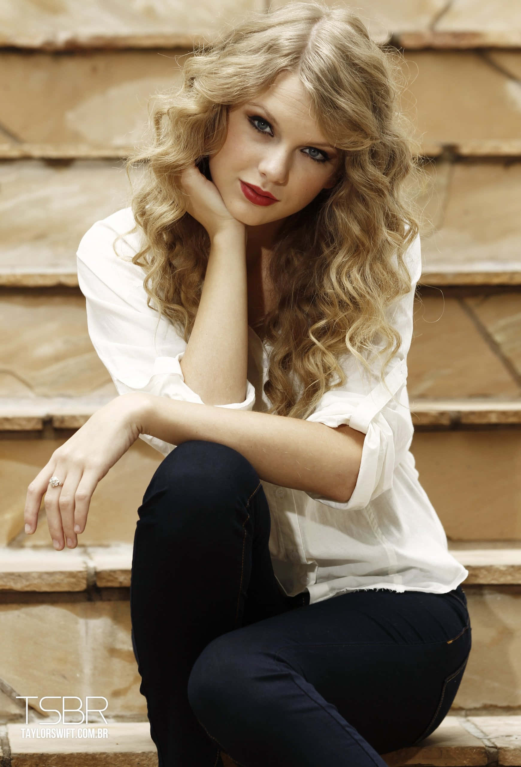 Taylor Swift laulamassa neonoranssissa mekossa Taustakuvat