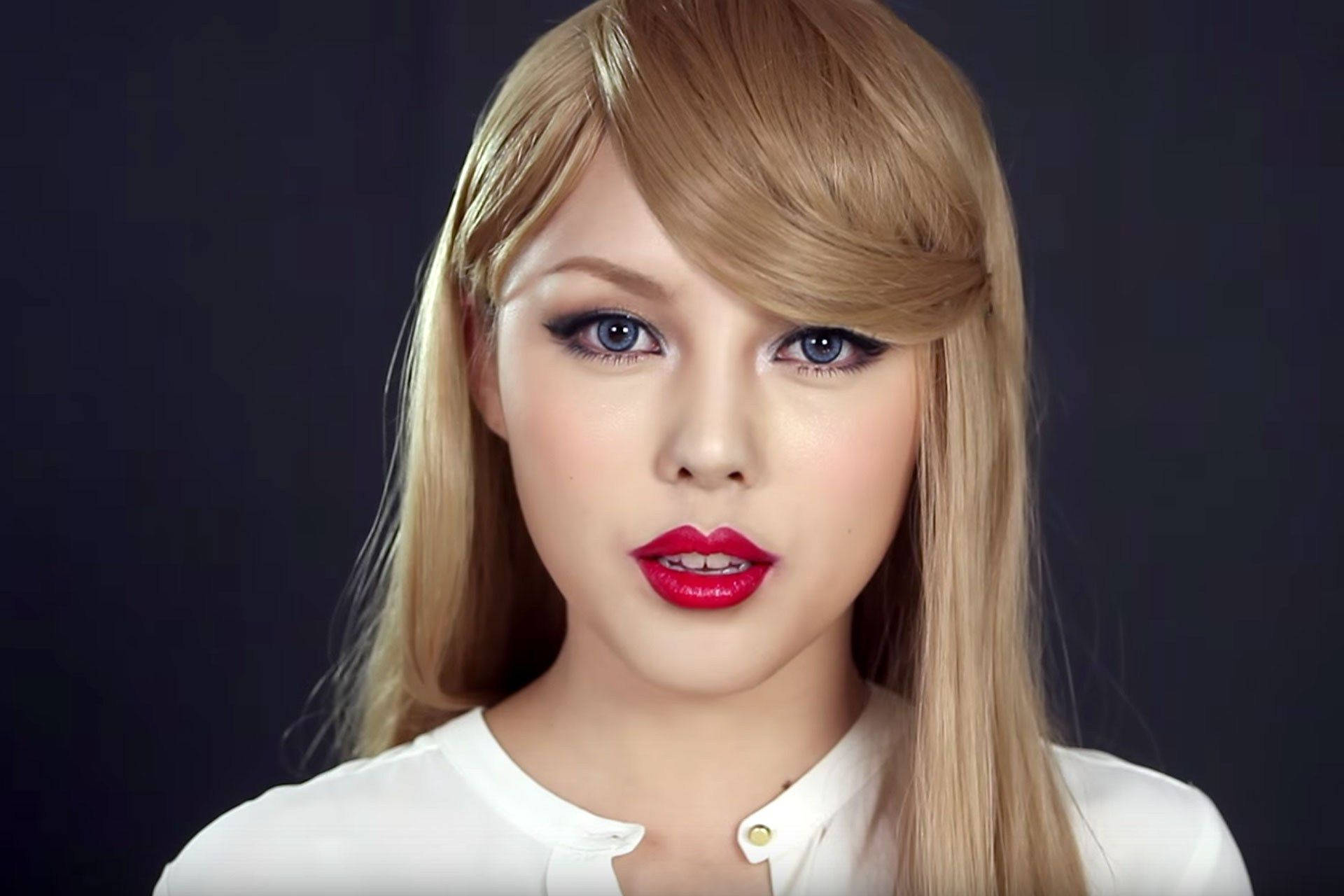 Taylor Swift suorat hiukset ja täydelliset punaiset huulet -taustakuva.
