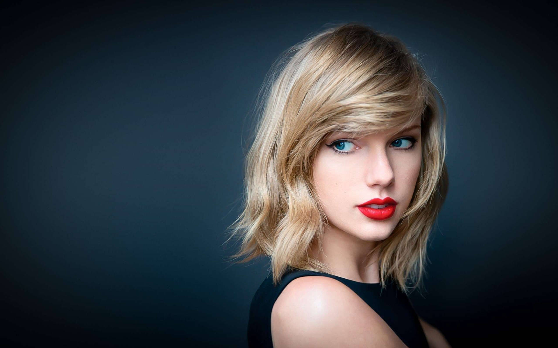 Taylor Swift upea vaalea tukka ja sinivihreät silmät -taustakuva.