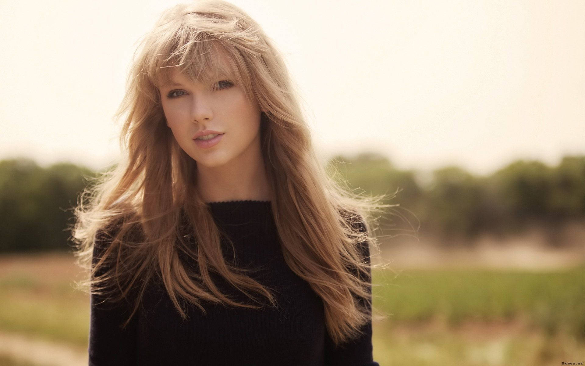 Taylor Swift -musiikkivideo suoristetulla hiustyylillä ja mustalla paidalla.