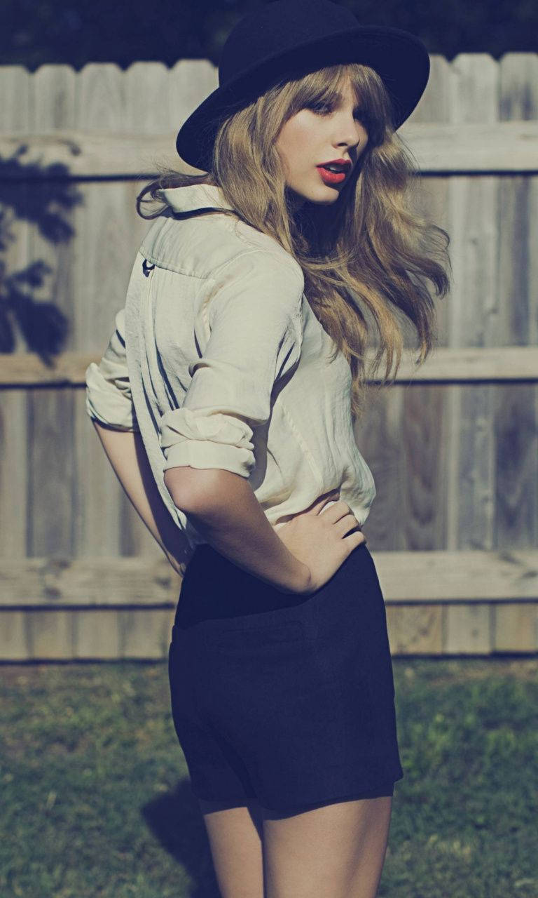 Hollywood-laulaja Taylor Swift kalastajanhatussa HD-taustakuva.