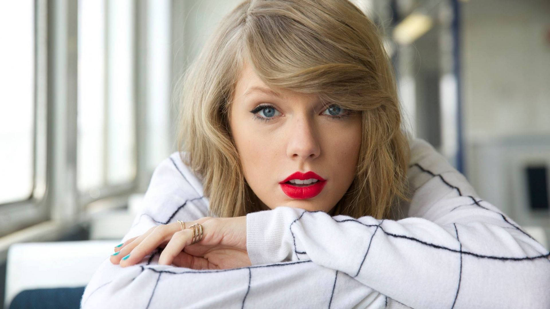 Taylor Swift leuka pöydällä -taustakuva.