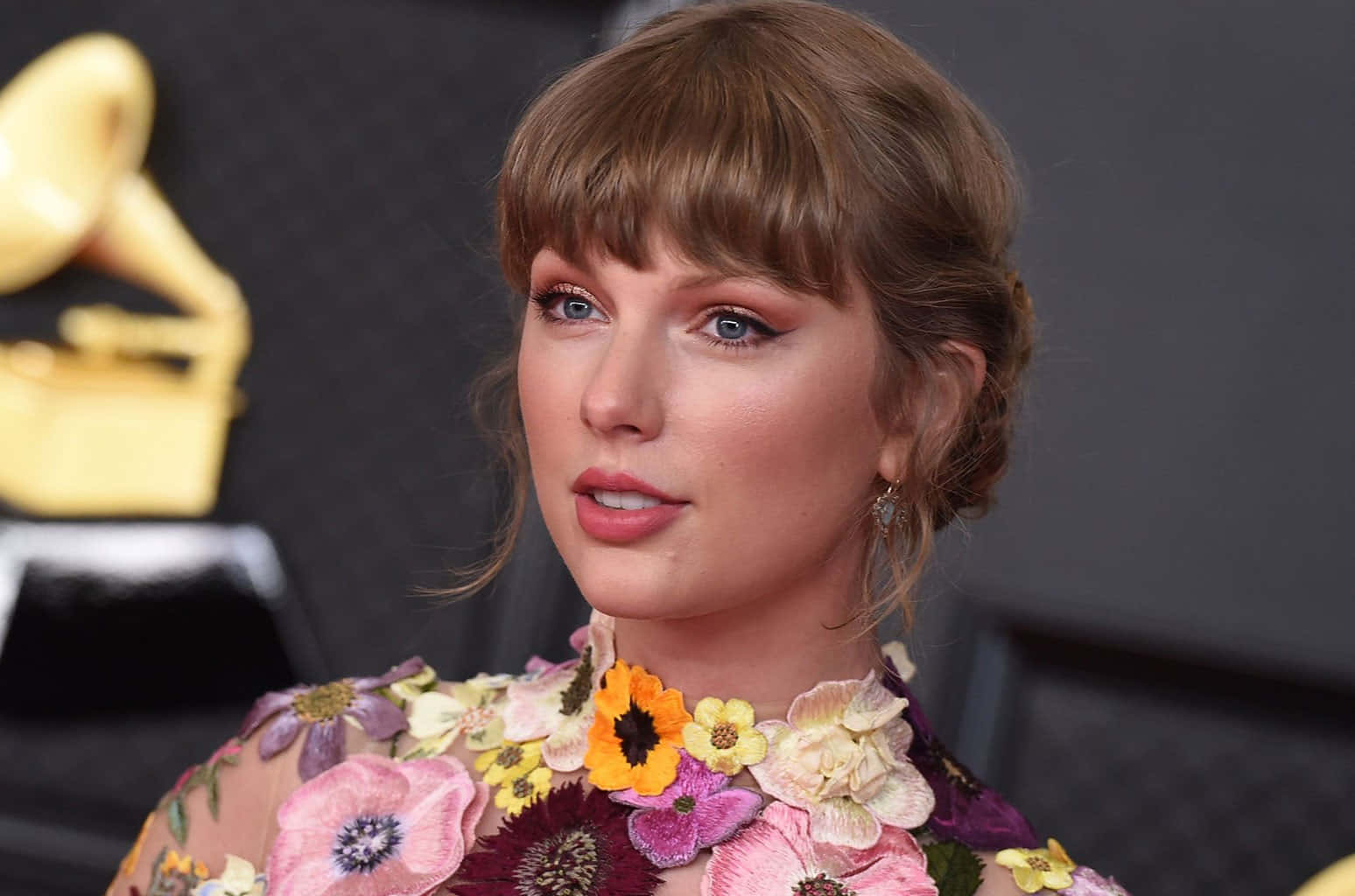 Taylor Swift tähdittää musiikkivideotaan hittisinglelleen "Shake It Off" Taustakuvat
