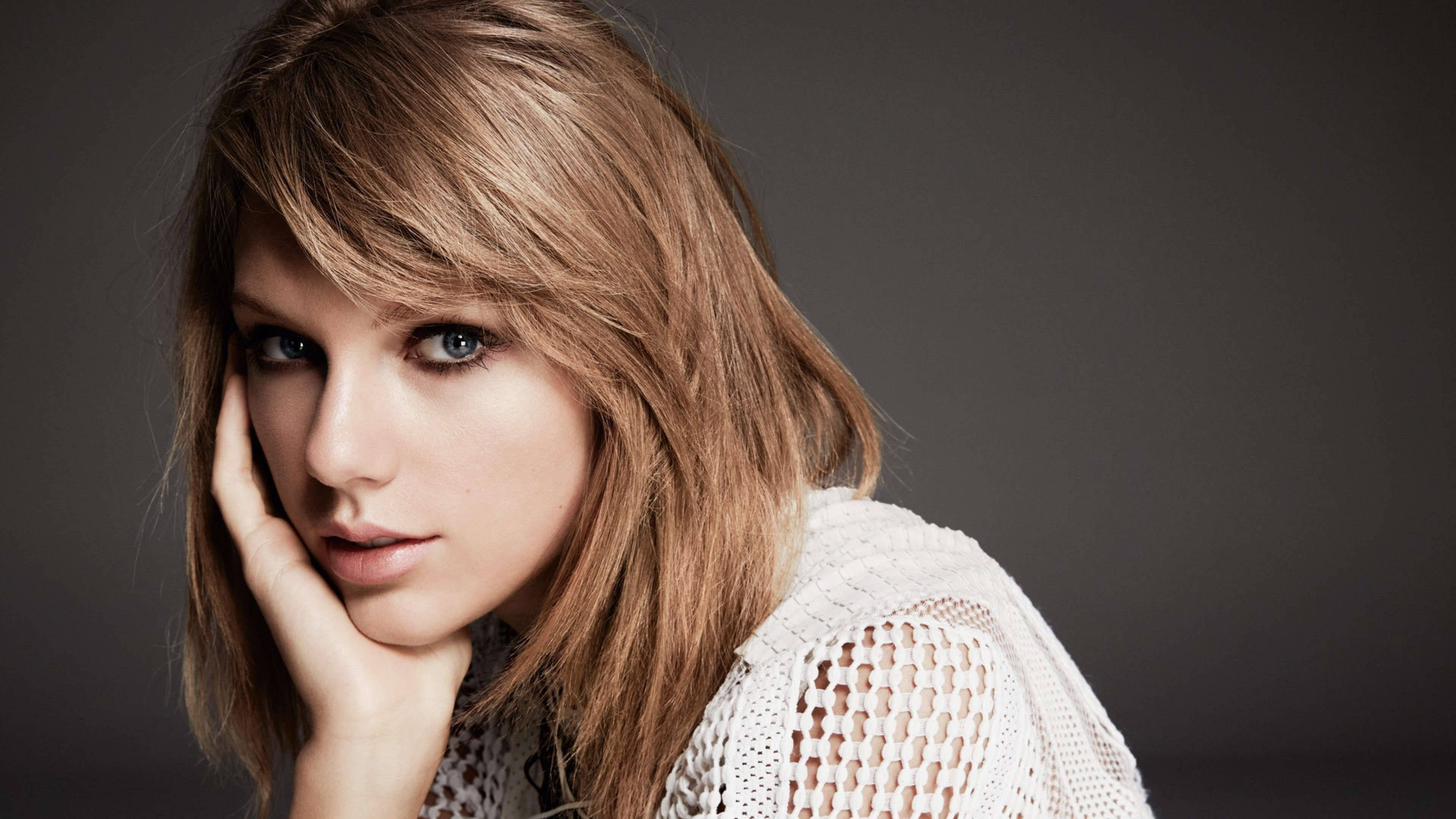 Taylor Swift tunnusomaisessa oikukkaassa tyylissään Taustakuvat