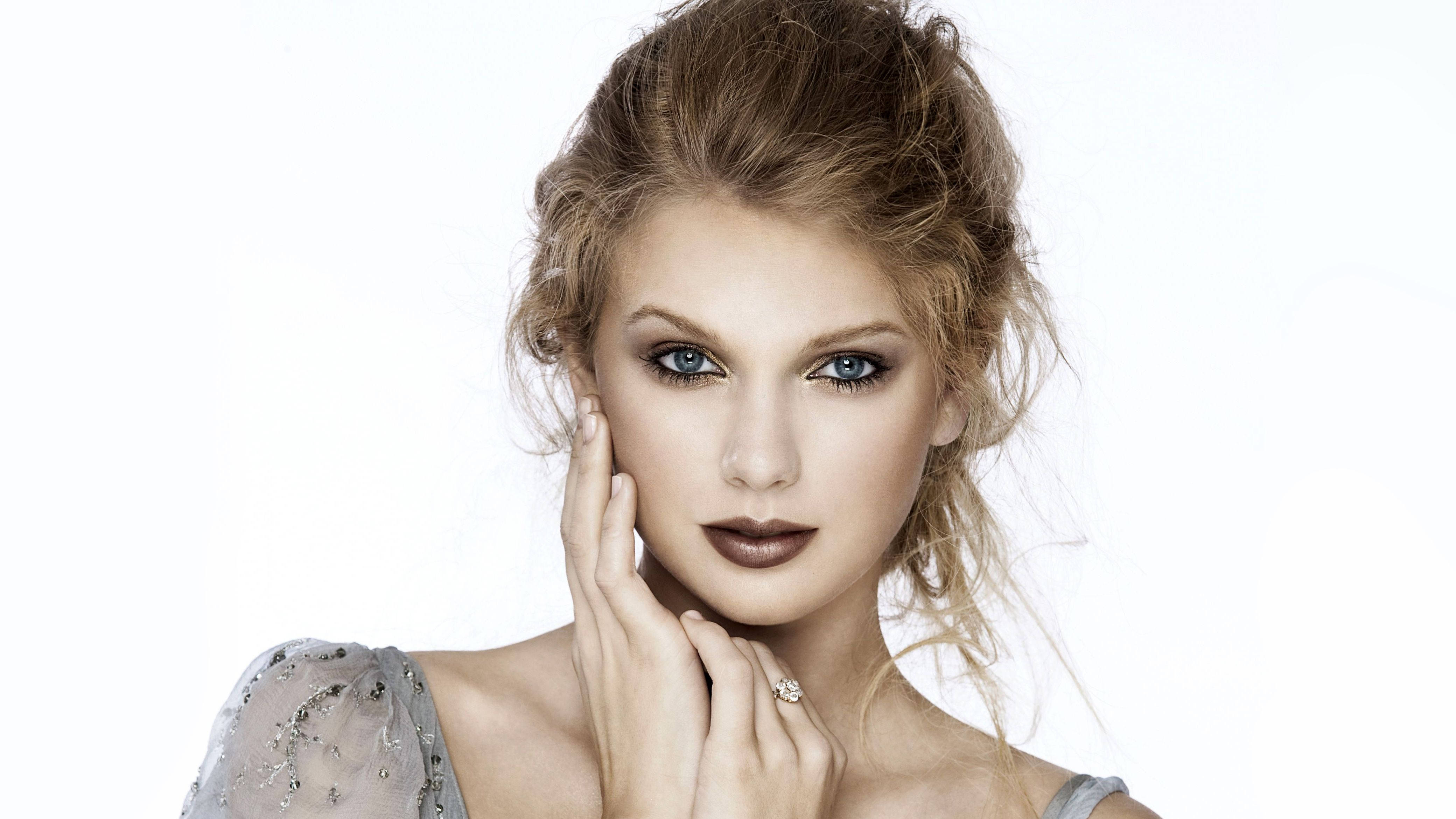 Taylor Swift tyylikkäänä nude-meikkityylillä Taustakuvat