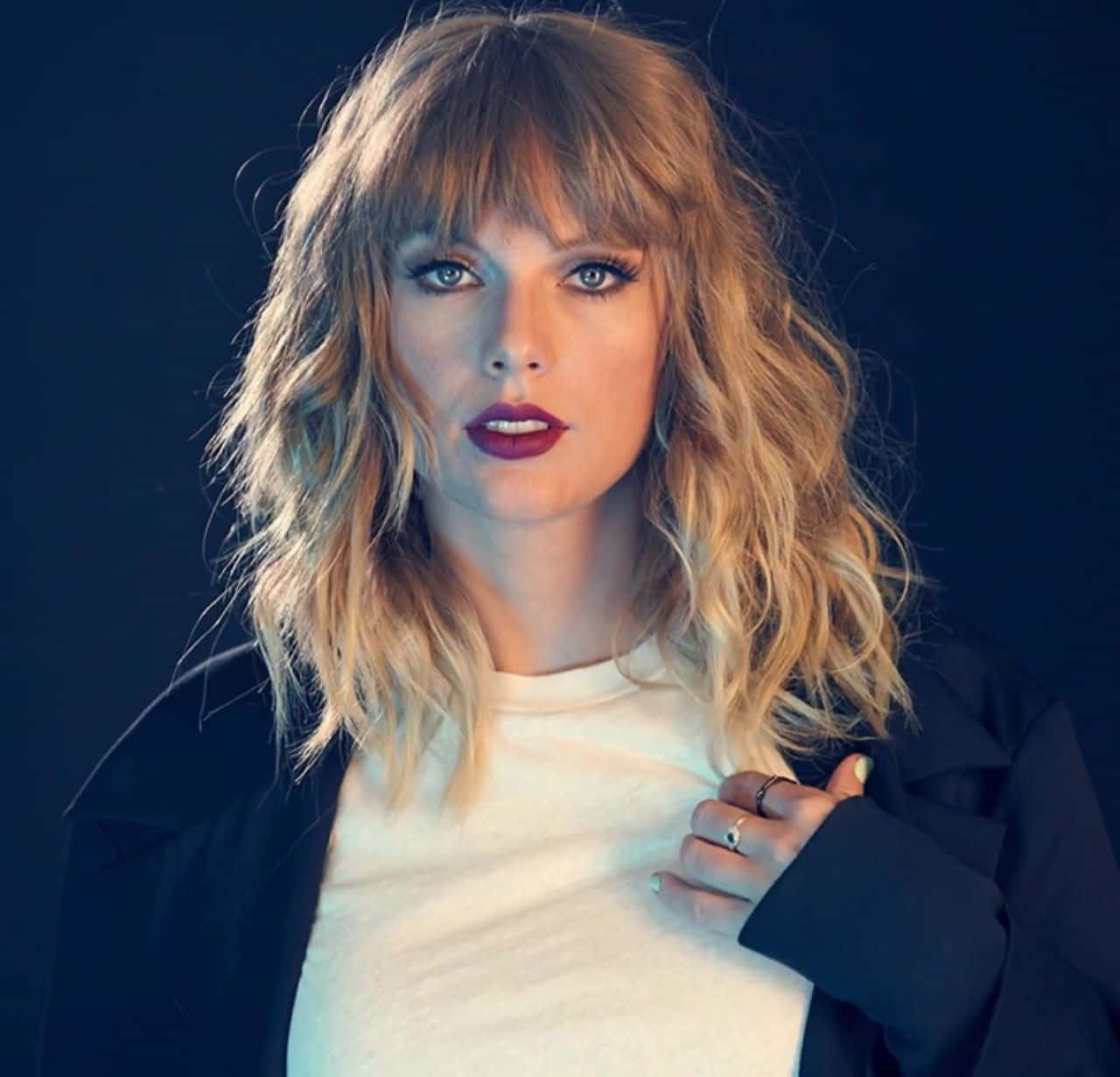 Taylor Swift tyylikkäänä omalla tunnusomaisella tyylillään Taustakuvat