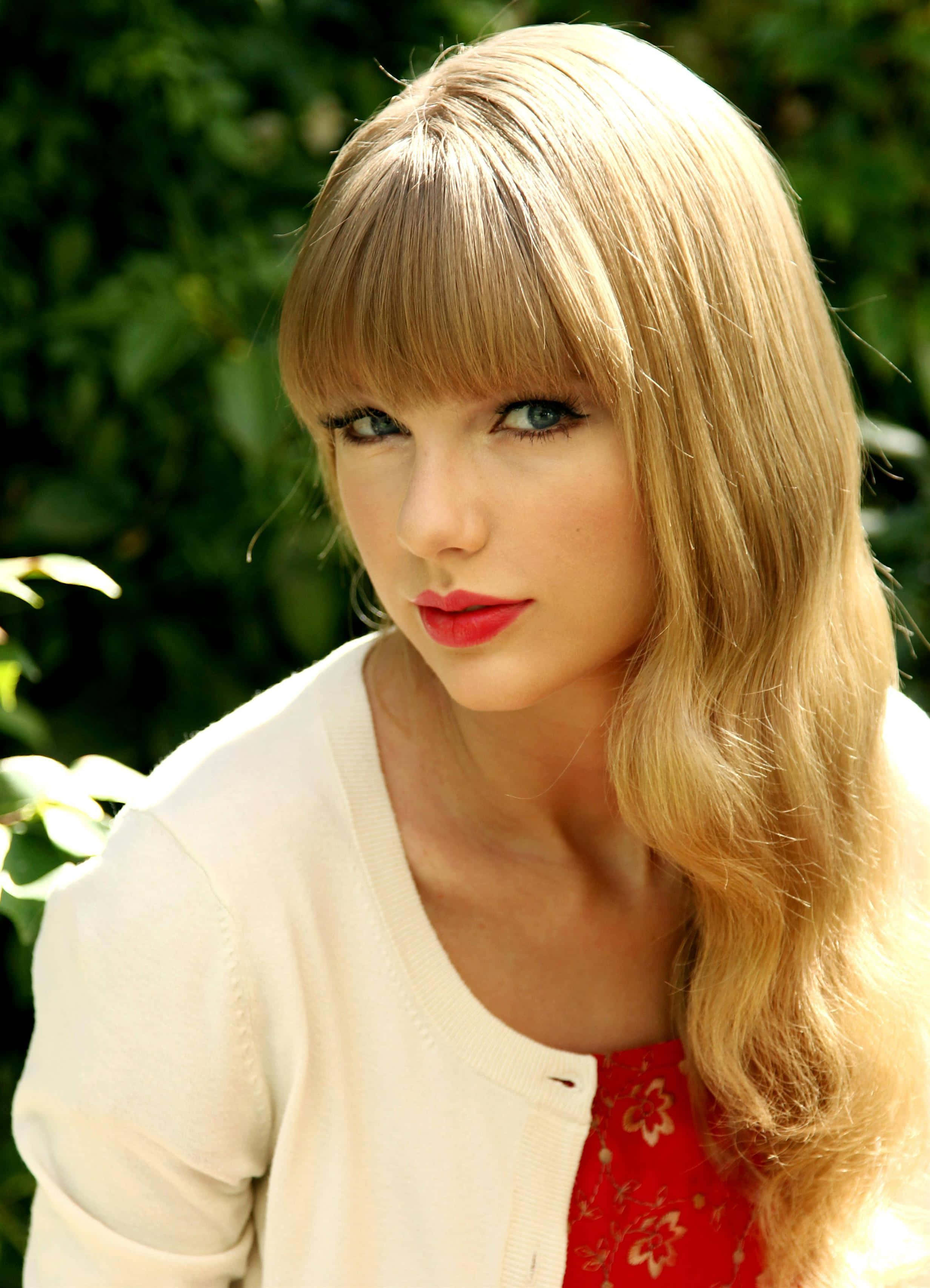 Taylor Swift upeassa punaisessa mekossa Taustakuvat