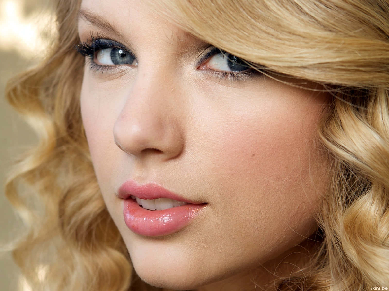 Taylor Swift vuosien varrella: pop-sensaatiosta kansainväliseksi supertähdeksi Taustakuvat