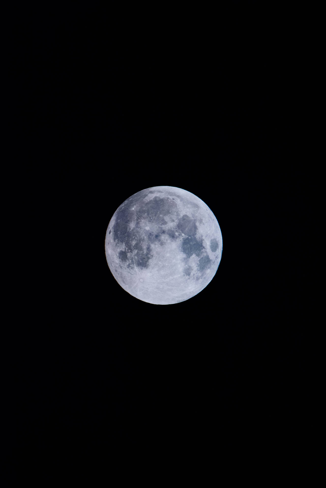 Täysikuu loistaa kirkkaasti pimeän keskiyön taivaan yläpuolella. Satelliittikuva avaruudesta.