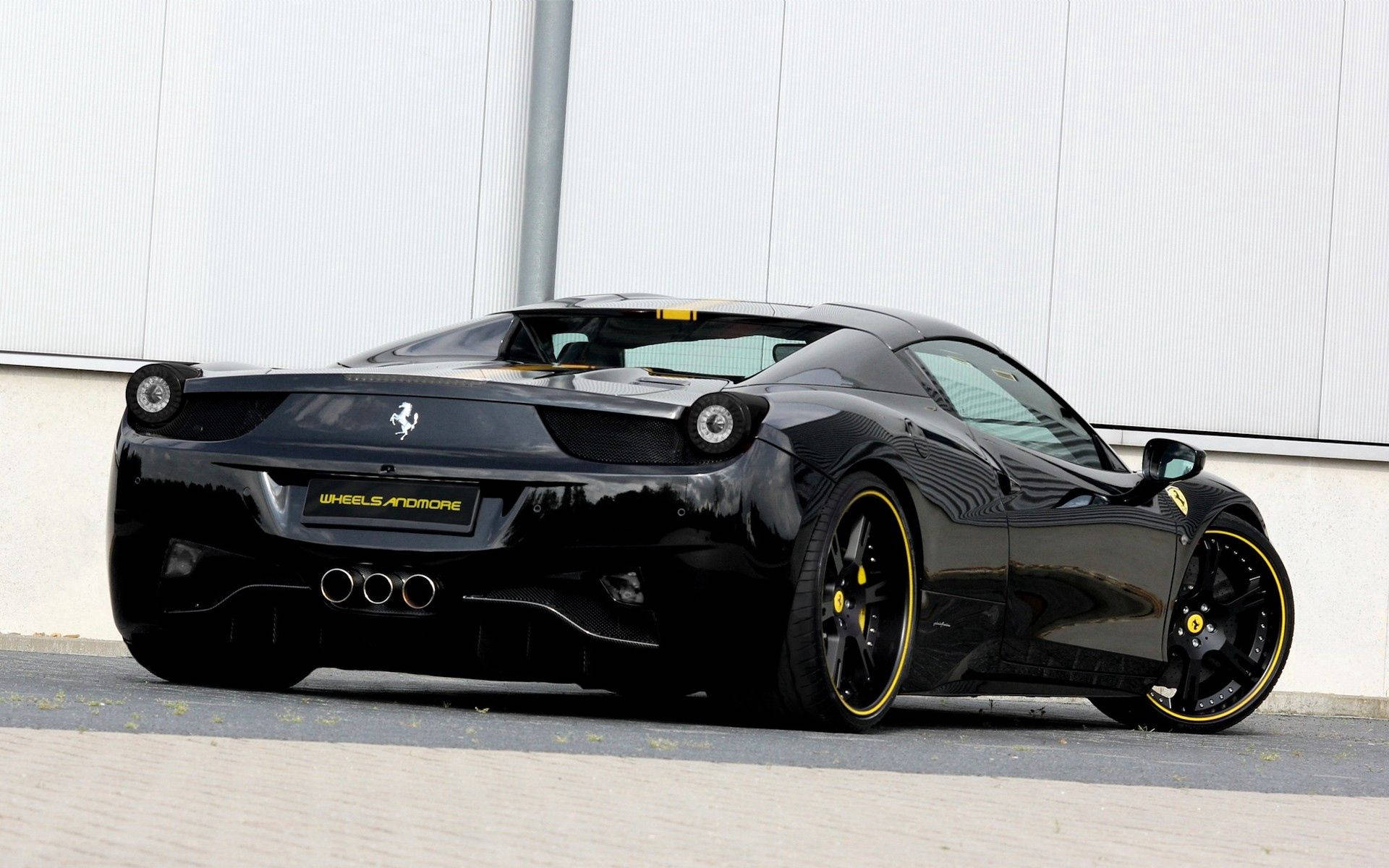 Musta Ferrari 458 Italia takaapäin keltaisilla yksityiskohdilla -taustakuva.
