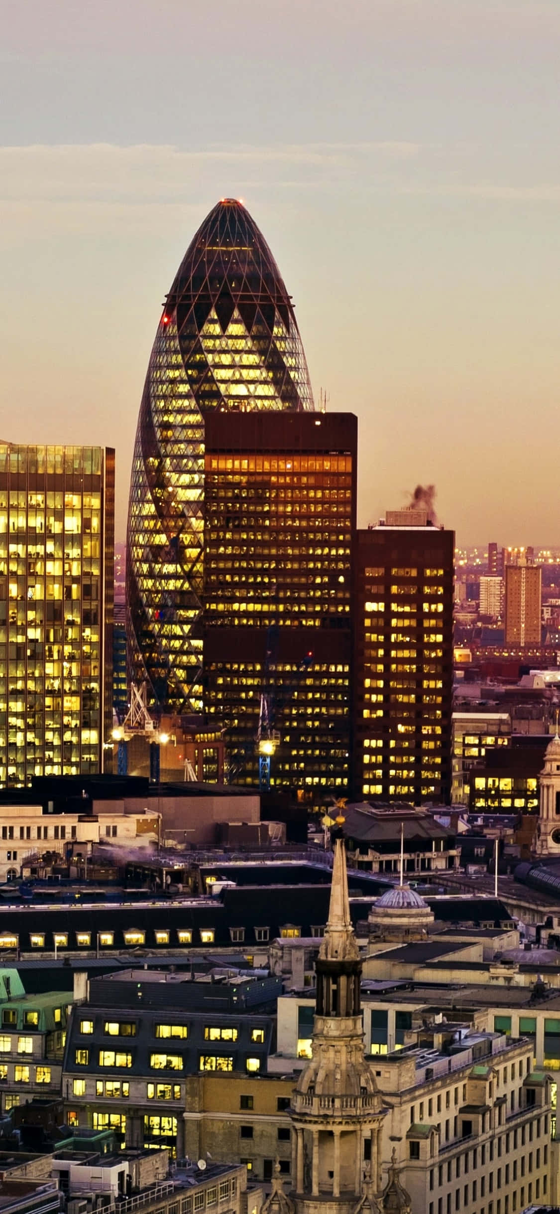 The Gherkin ja muita pilvenpiirtäjiä sumussa Taustakuvat