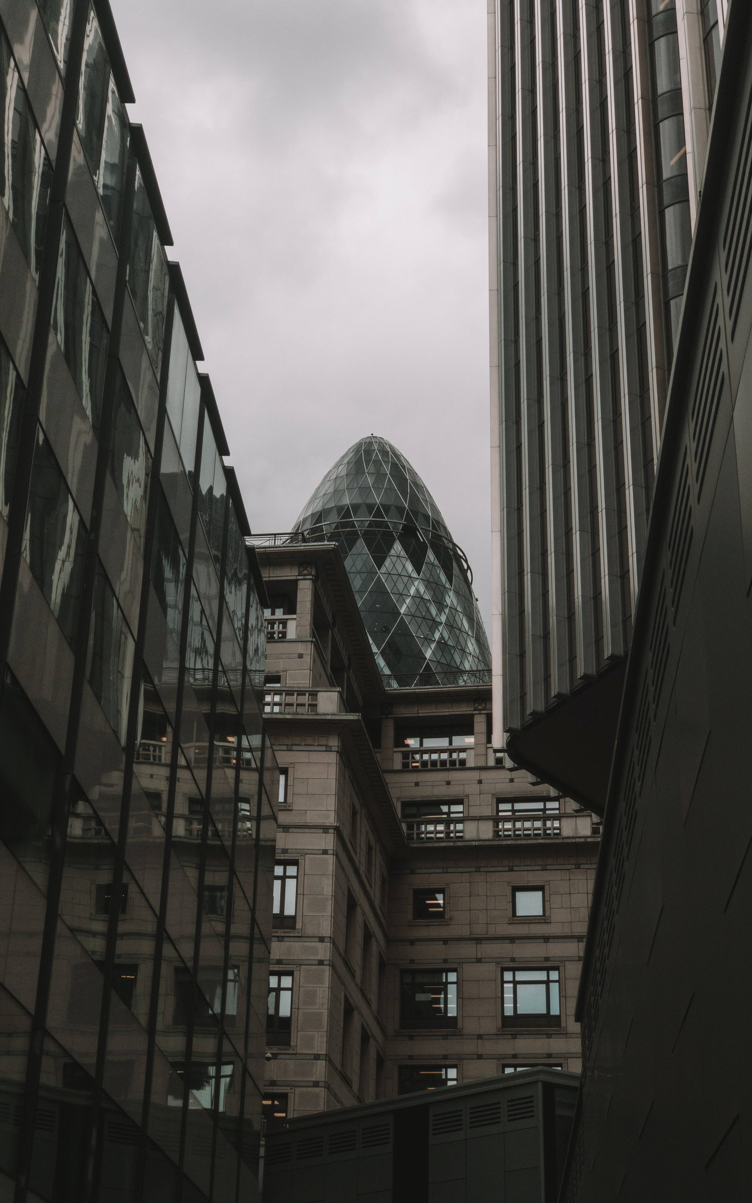 The Gherkin rakennusten joukossa Taustakuvat