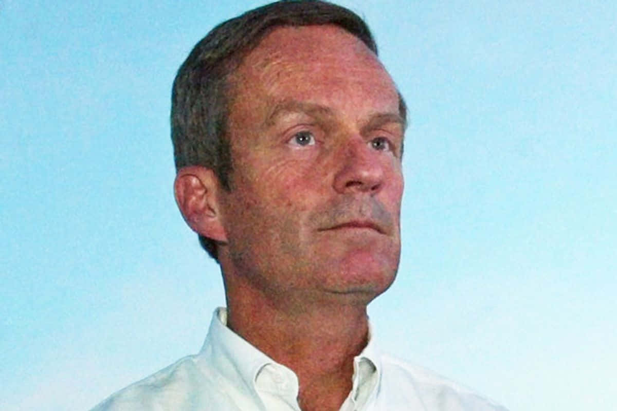 Todd Akin seisoo tyynen ja kirkkaan sinisen taivaan alla. Taustakuvat