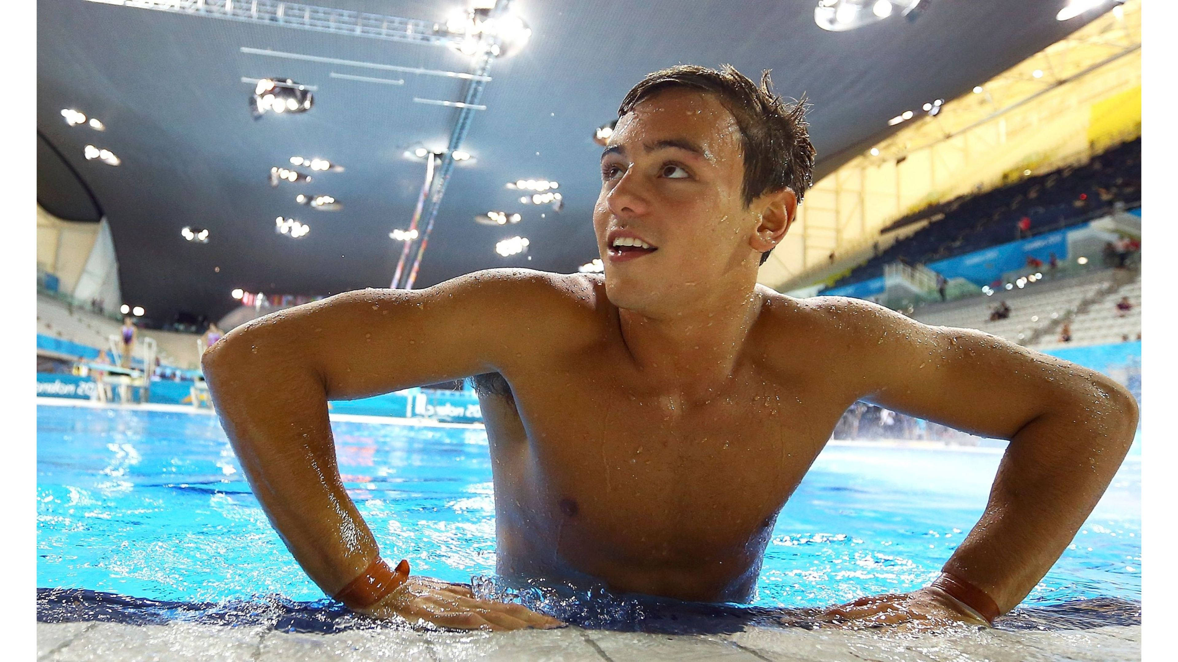Tom Daley valmistautuu sukellukseen altaan reunalla Taustakuvat