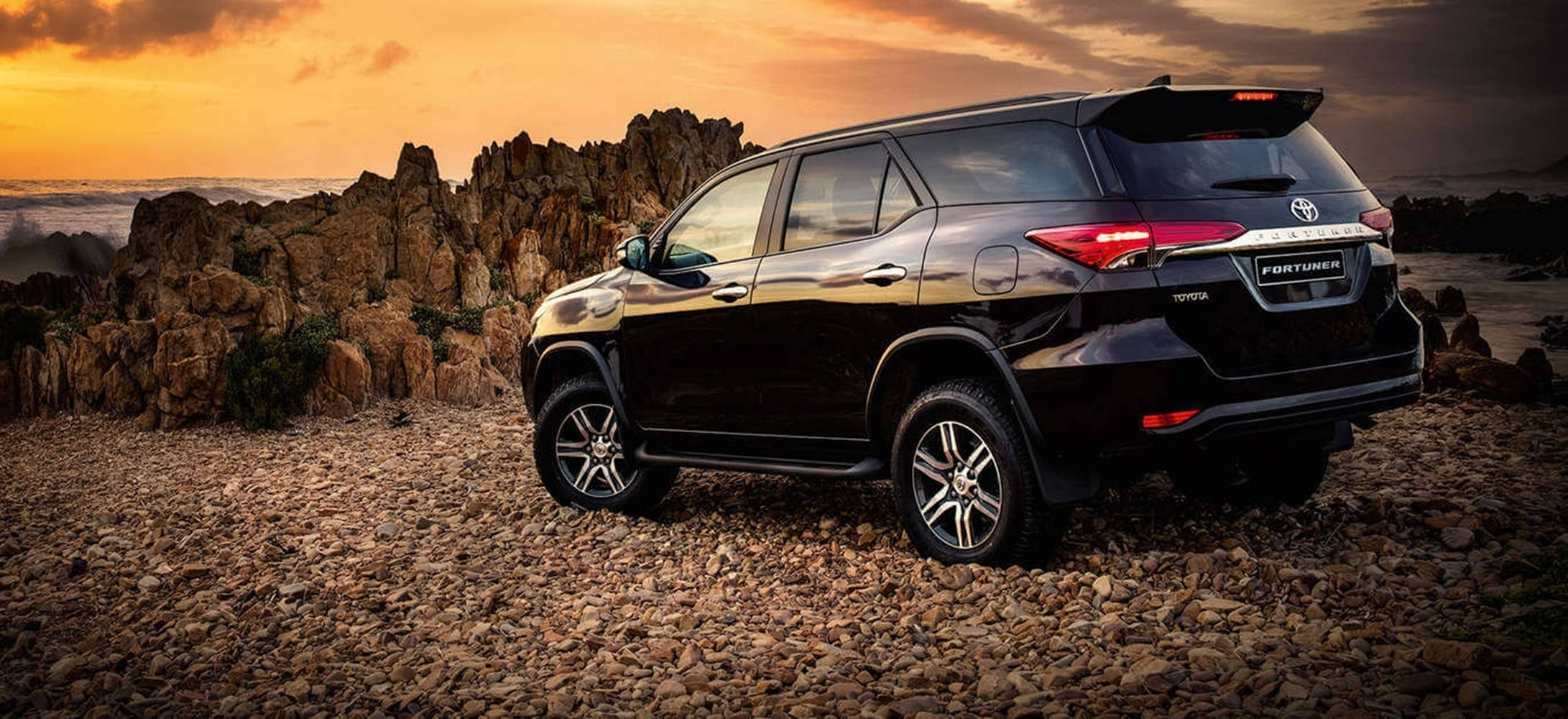 Toyota Fortuner Black Legender maasturi Taustakuvat