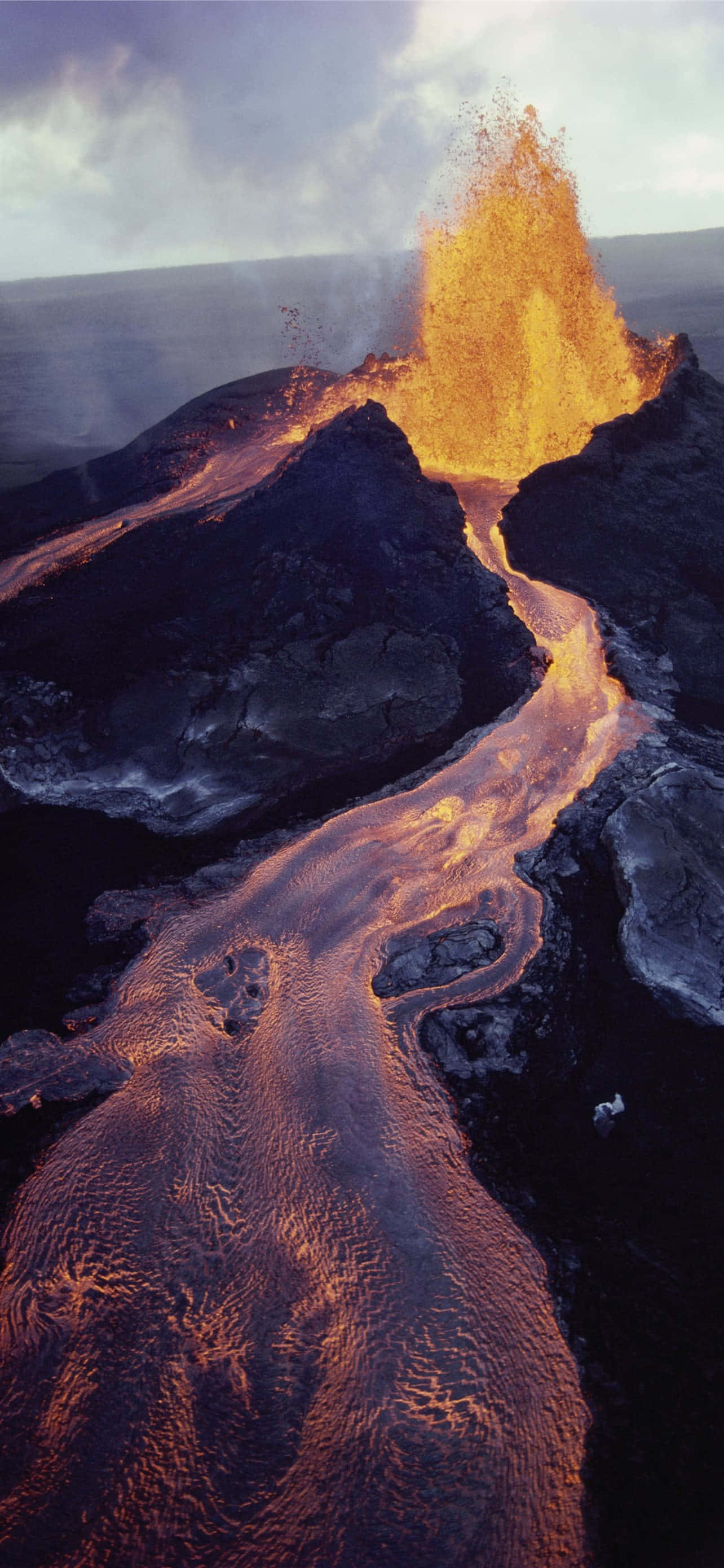 Tulivuorenpurkauksen henkeäsalpaava kauneus Hawaii Volcanoes National Parkissa. Taustakuvat