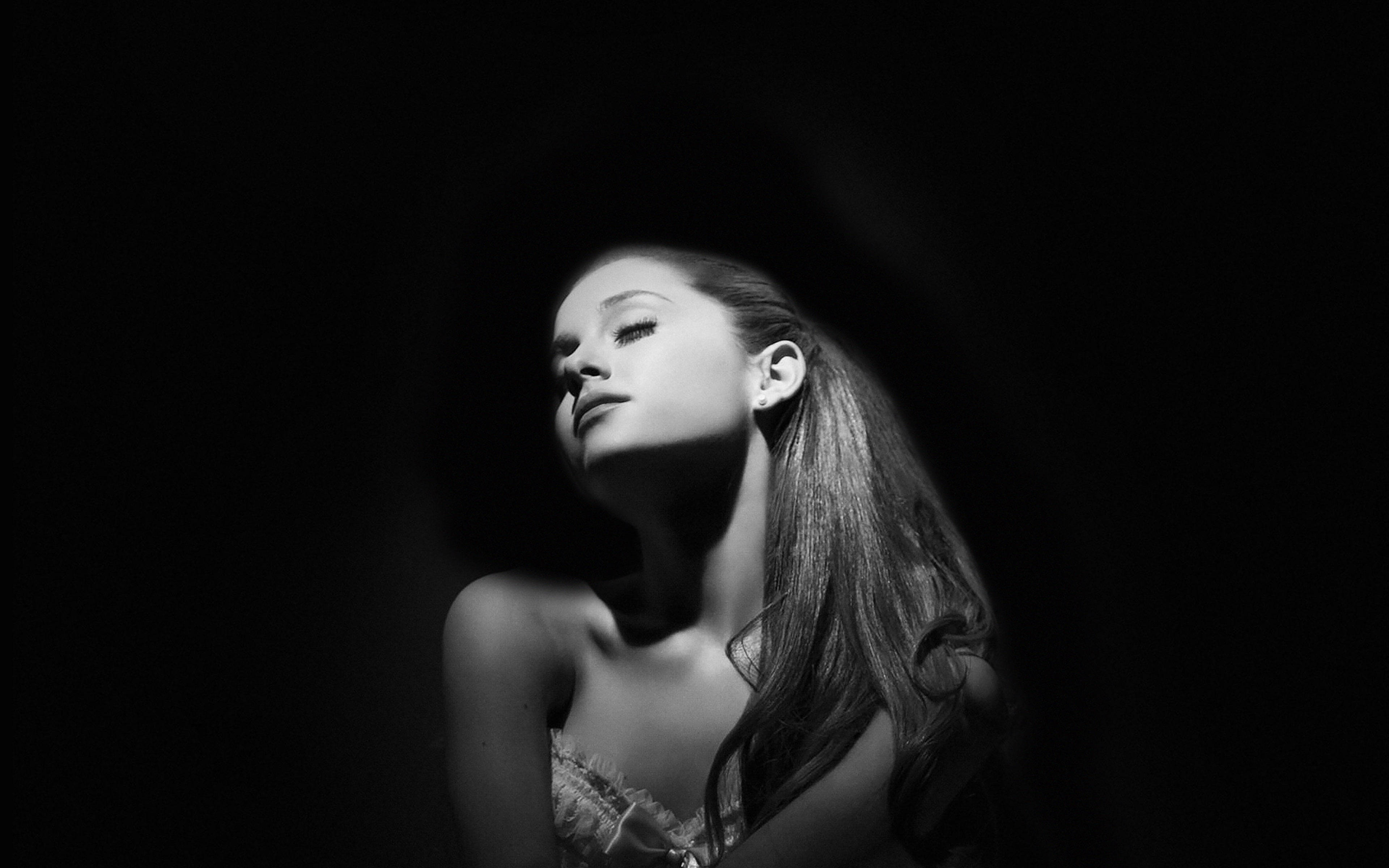 Tumma kannettava Ariana Grande Taustakuvat