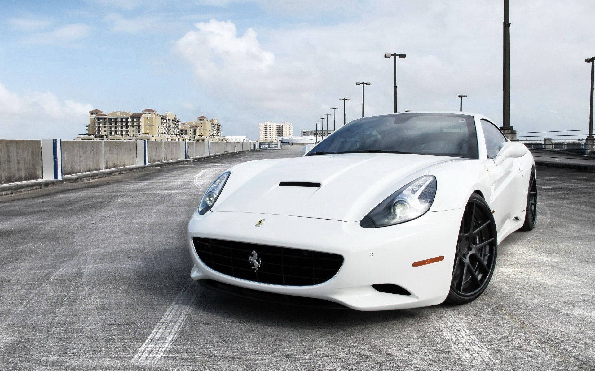 Tutustu tähän viehättävään valkoiseen Ferrari Californiaan Taustakuvat